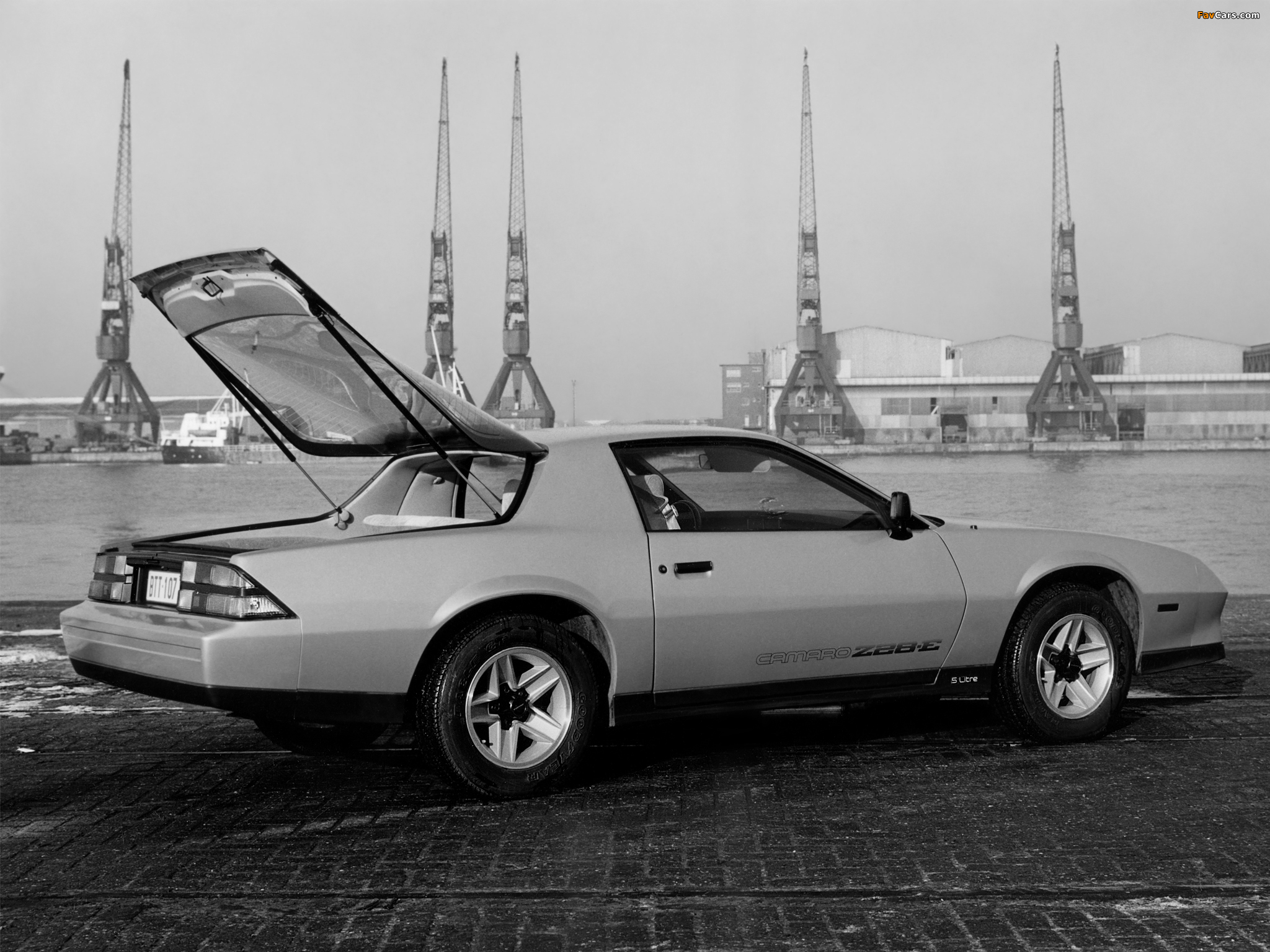 Chevrolet Camaro Z28 E 1982–84 Wallpaper (2048x1536)