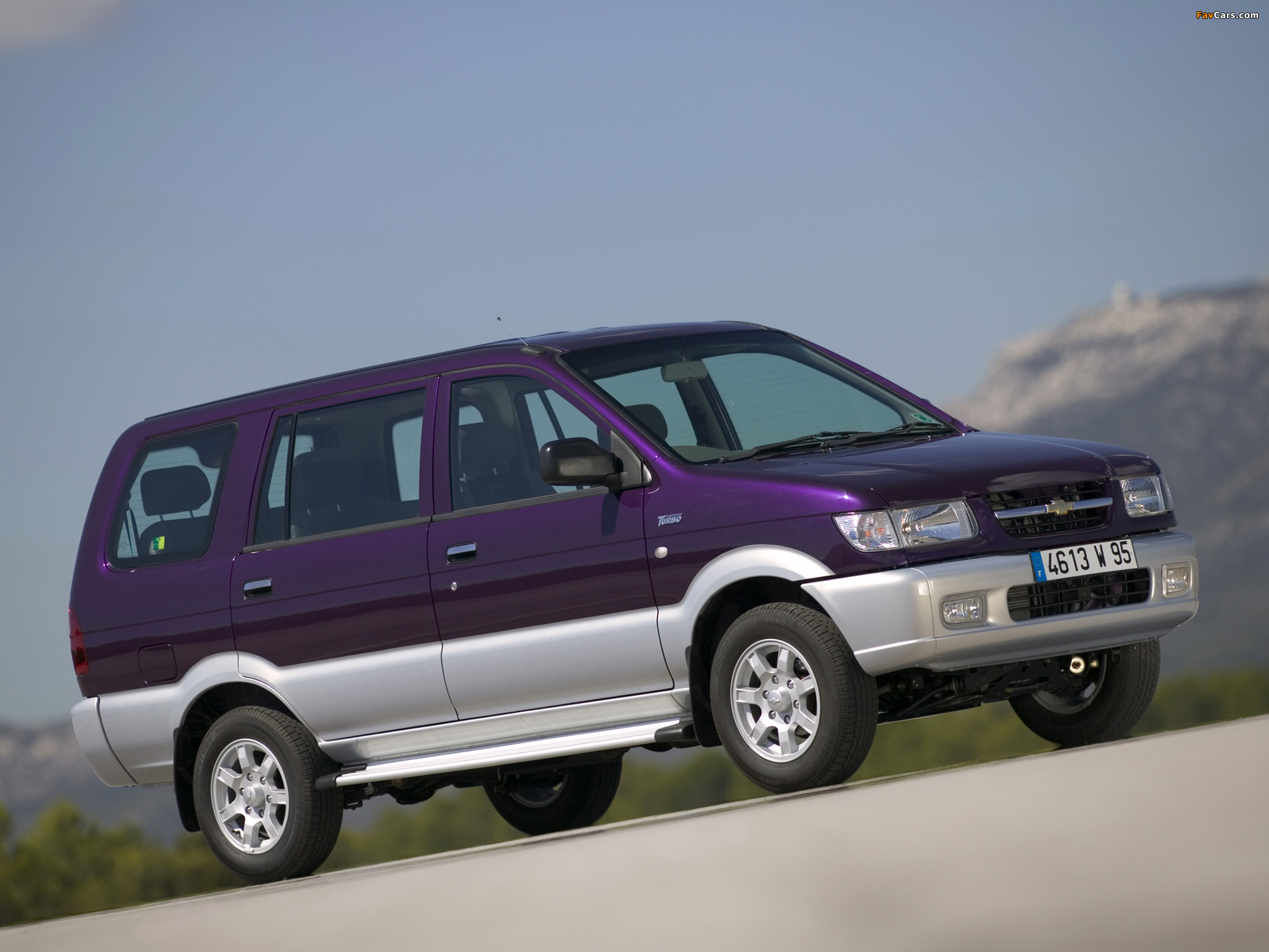 Chevrolet Tavera 2002–12 wallpaper (2048x1536)