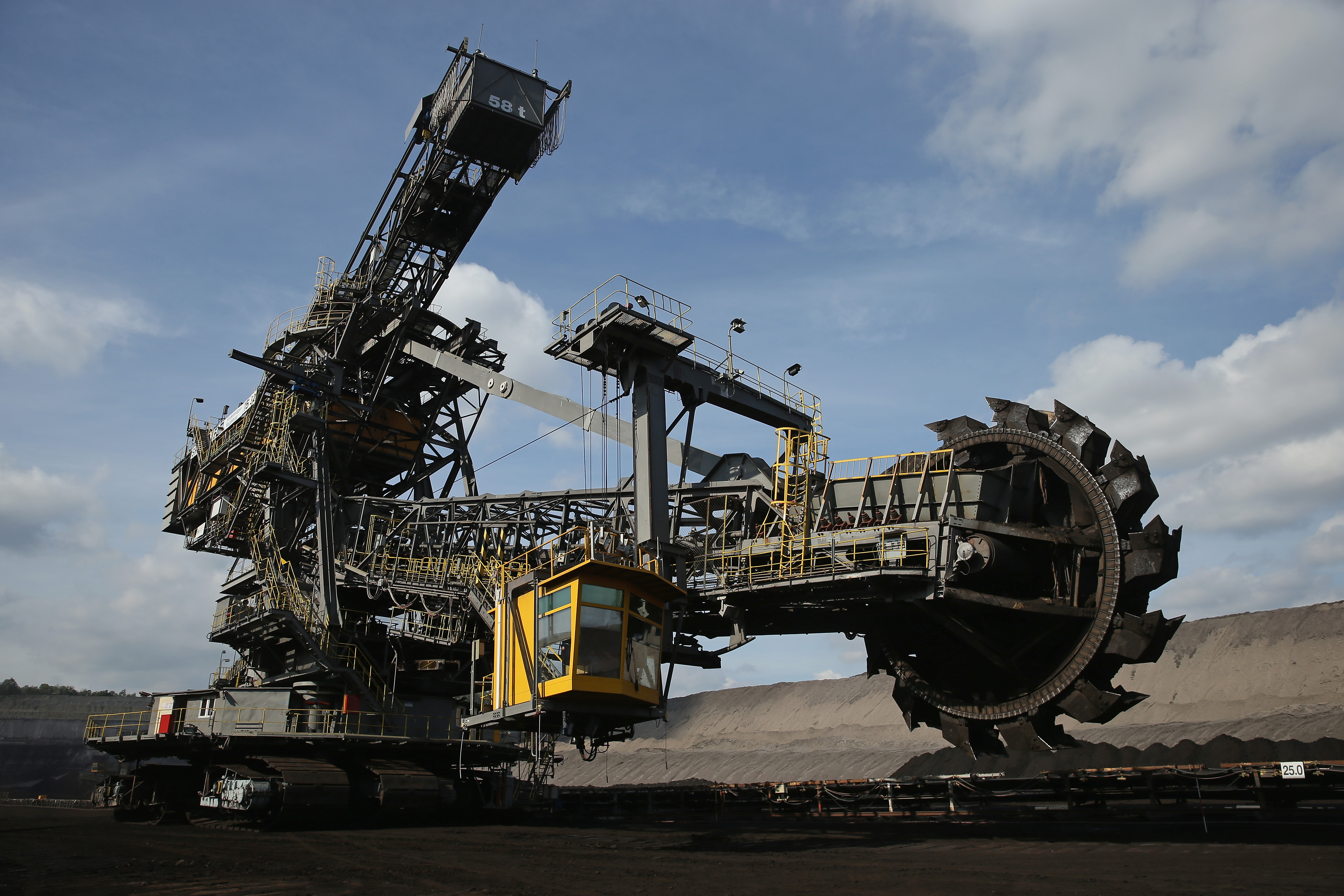 A Bucket Wheel Excavator Moves Into Position In An Open Pit Lignite Coal Mine 4k Ultra HD Wallpaper