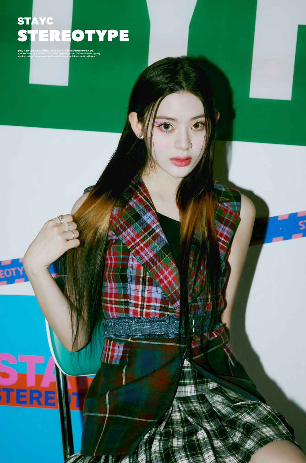 STAYC's Isa and Seeun display their soft feminine charms in the latest individual teaser image for 'STEREOTYPE'