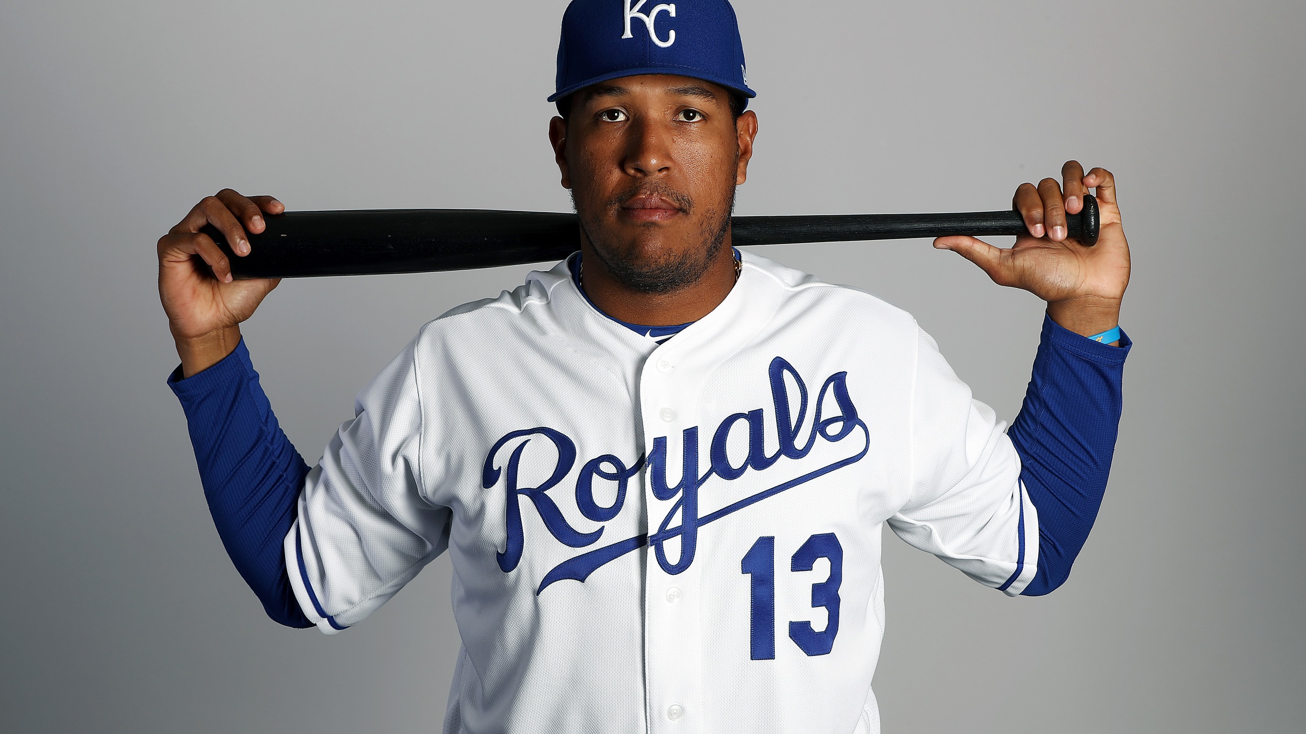 Royals Salvador Perez sidelined with elbow injury