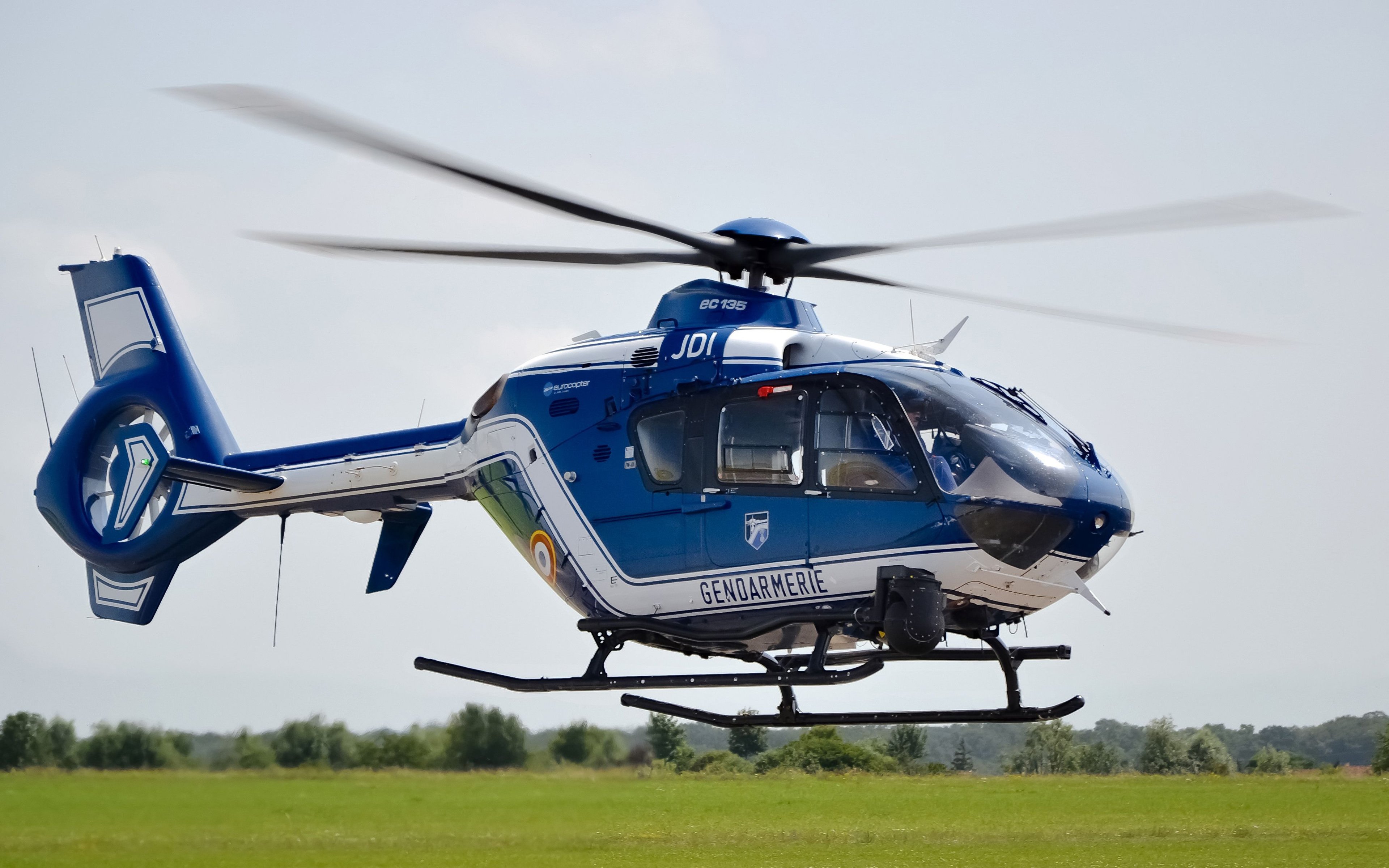 Вертолет картинки. Eurocopter ec135. Ec135 t2 вертолет. Eurocopter ec135 t2. Вертолет Аэрокоптер EC 135.