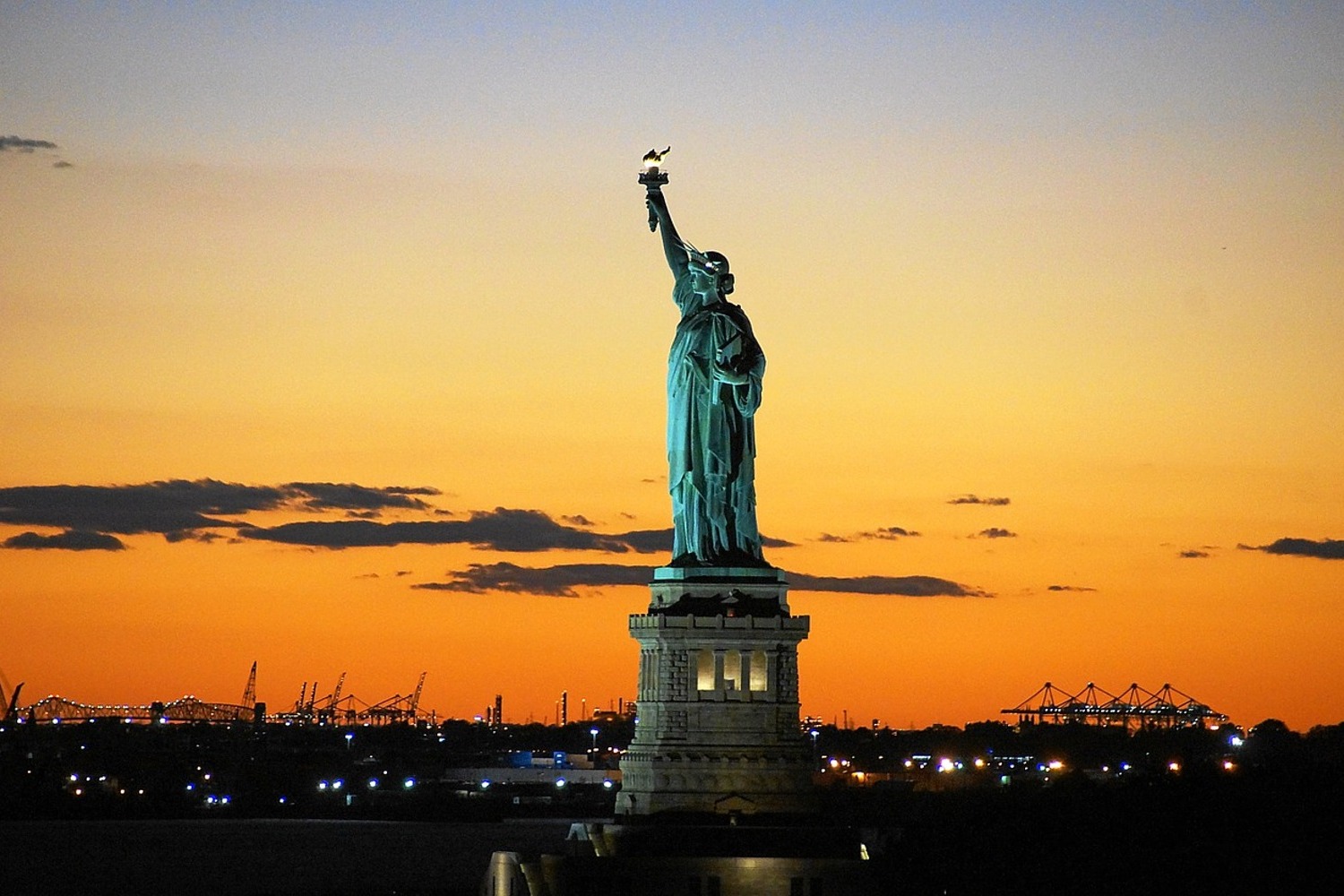 Photo Wallpaper Statue of Liberty in the evening light
