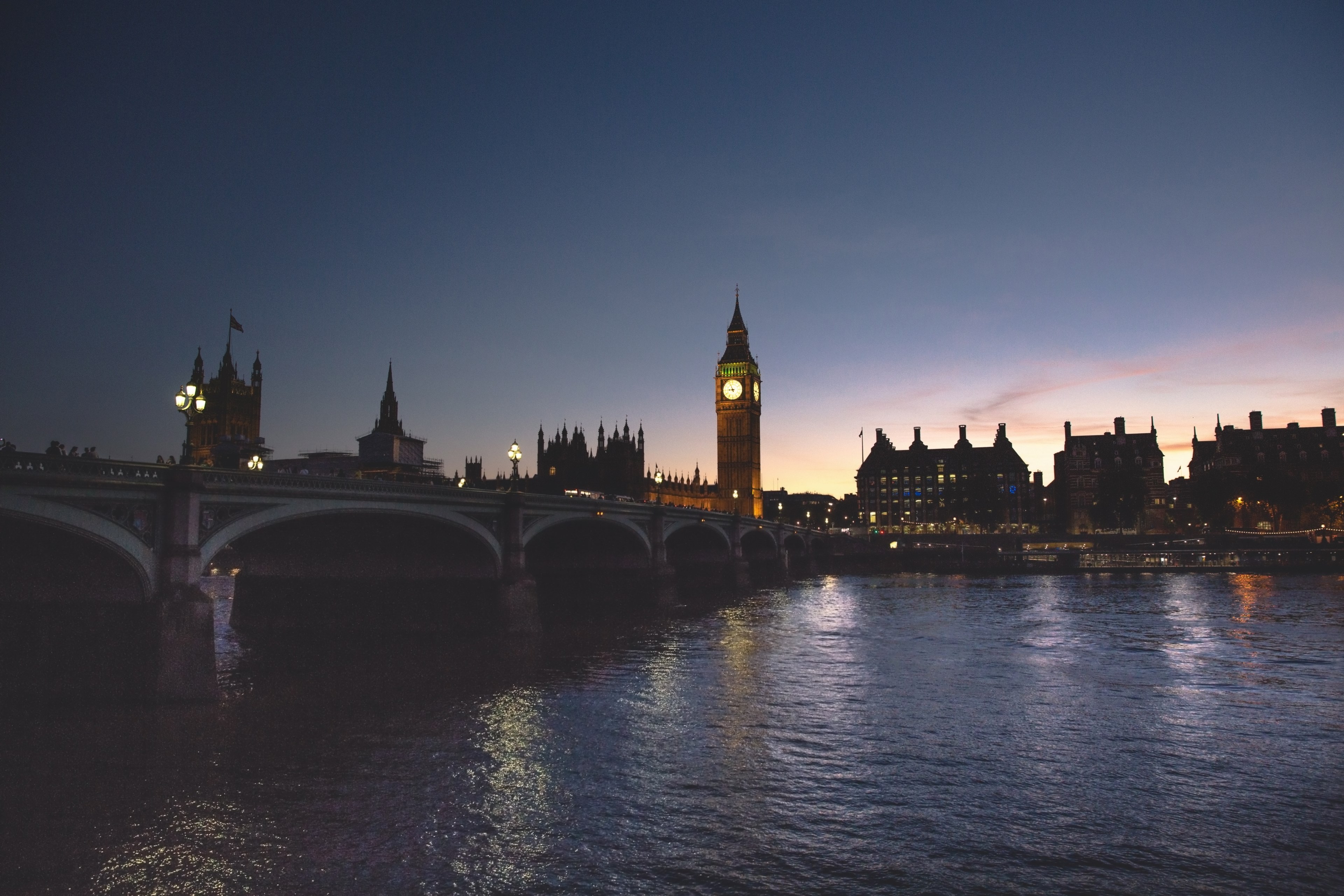 Wallpaper / shot of westminster bridge big ben and other landmarks in london shot from the river, london sunset westminster bridge 4k wallpaper
