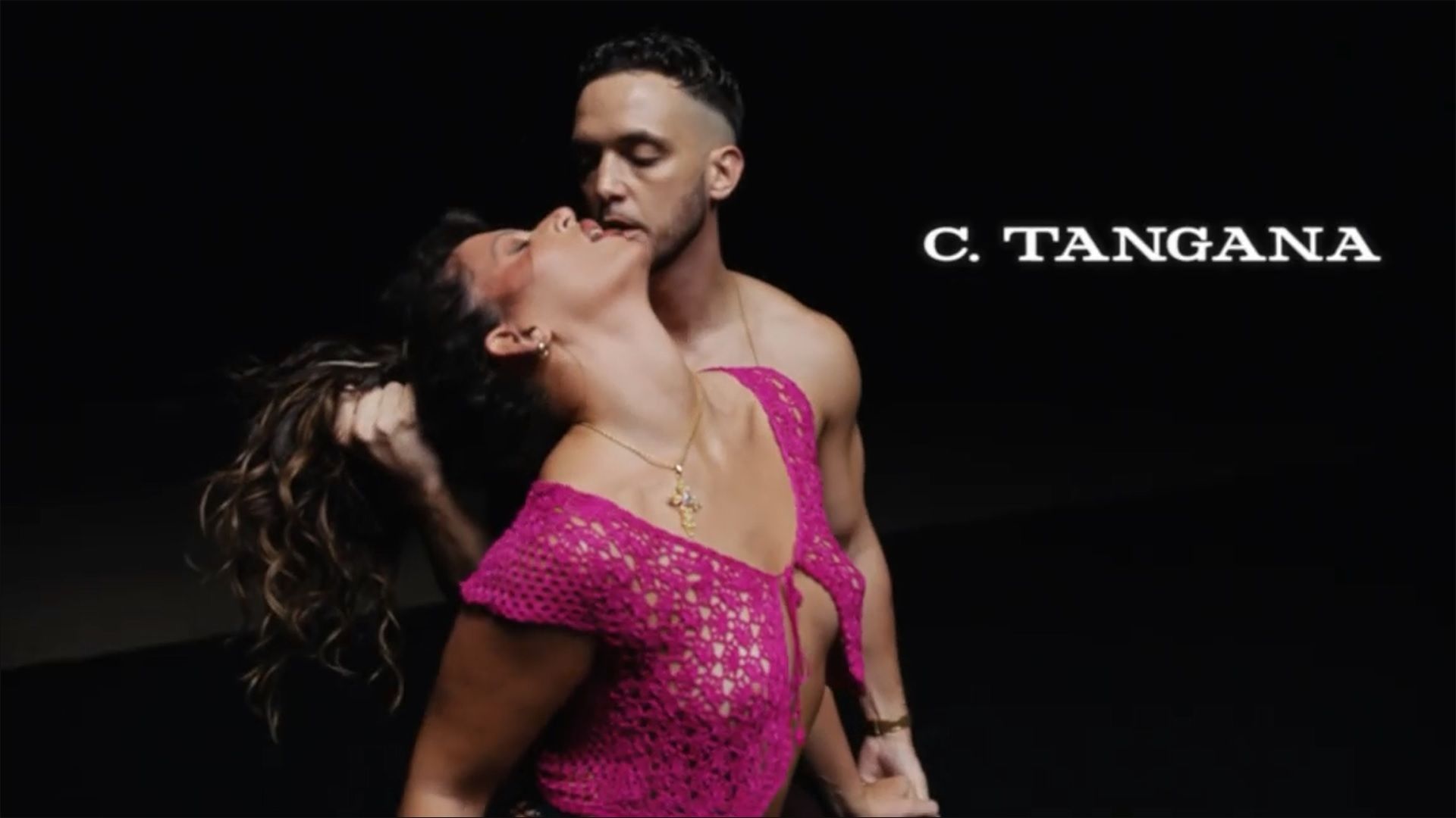 C. Tangana se burla con 'Ateo', tirando del pelo a Nathy Peluso