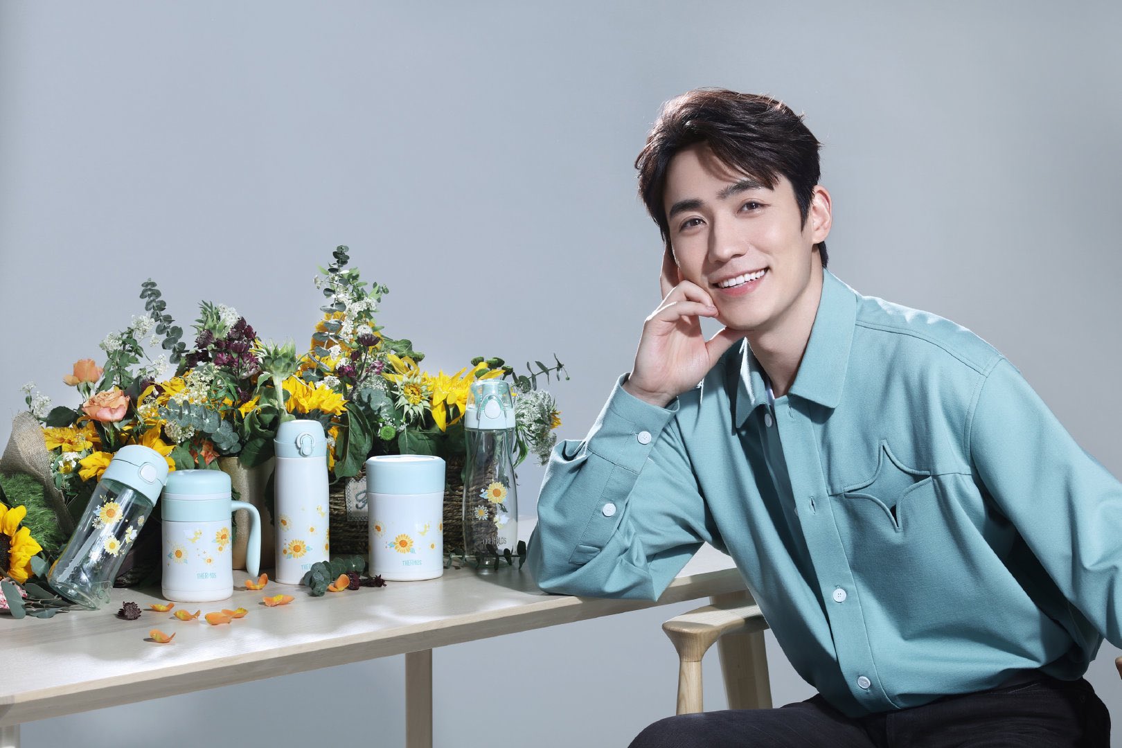 wenella x zhuyilong 11 #Thermos Weibo update: Thermos released a #ZhuYilong Sunflower Series desktop wallpaper #朱一龍#朱一龙
