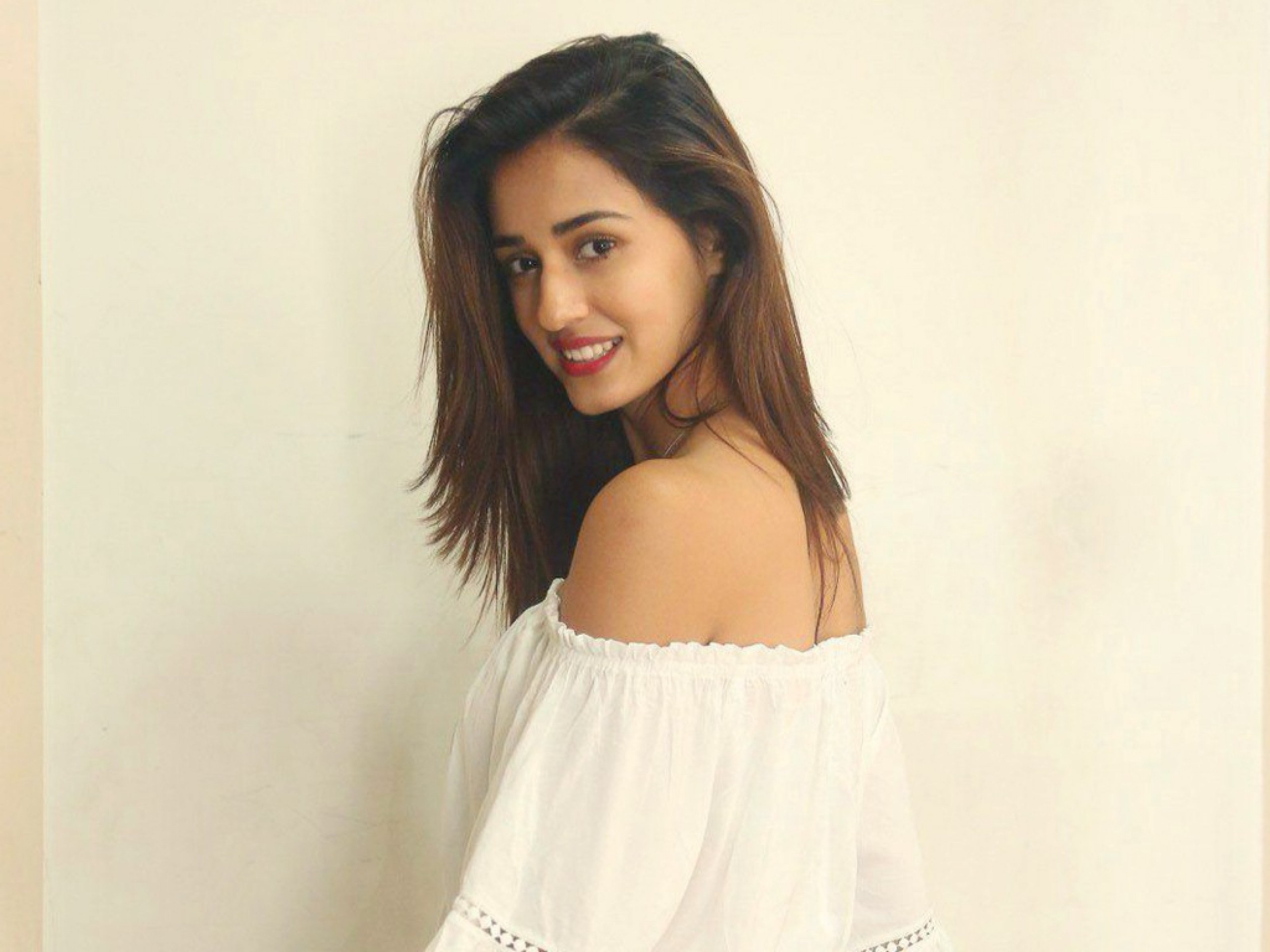 Hot Disha Patani white top HD photo.com • 4K 5k 8k HD Desktop Wallpaper for Ultra High Definition Widescreen Desktop, Tablet & Smartphone wallpaper