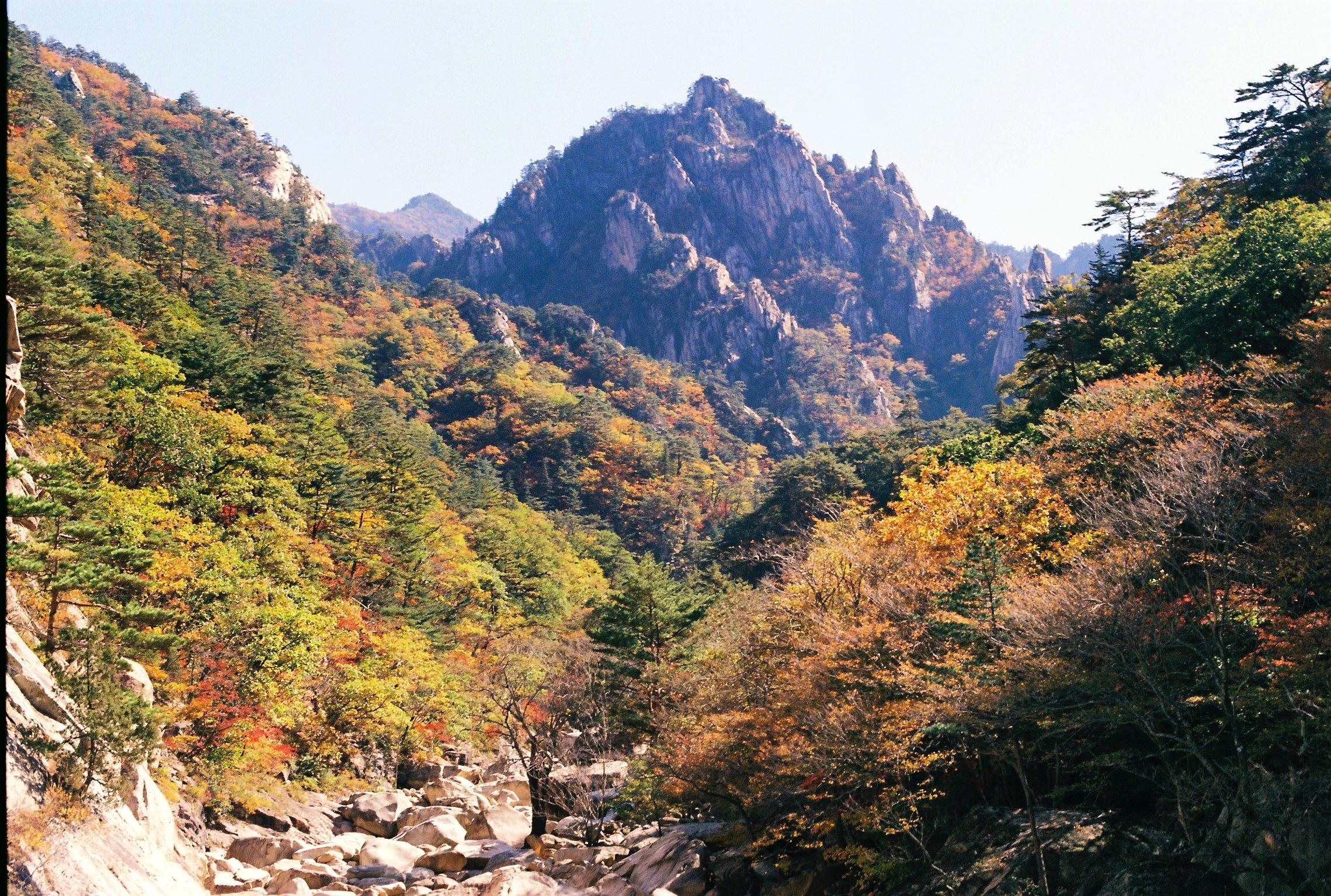Cheonbuldong Valley in Fall Seoraksan South Korea HD wallpaper