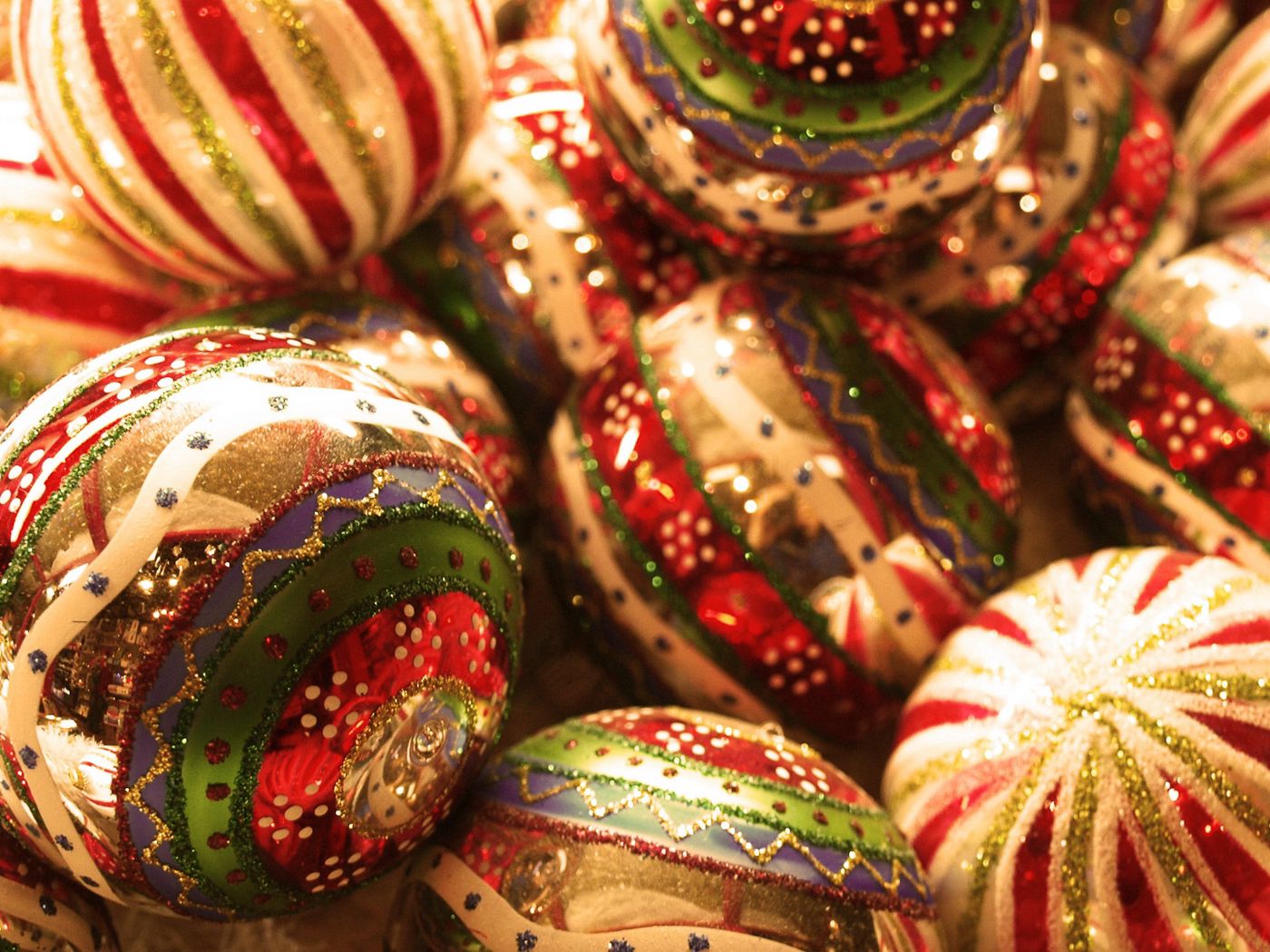 Download wallpaper 1400x1050 christmas ornament, new year, christmas, balls, toys standard 4:3 HD background