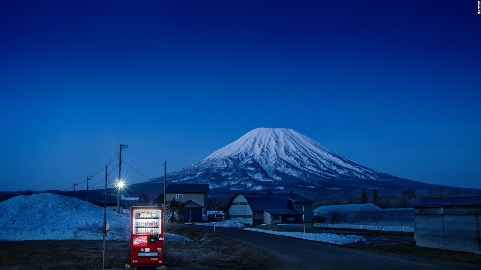 The beauty of Japan's lonely vending machines