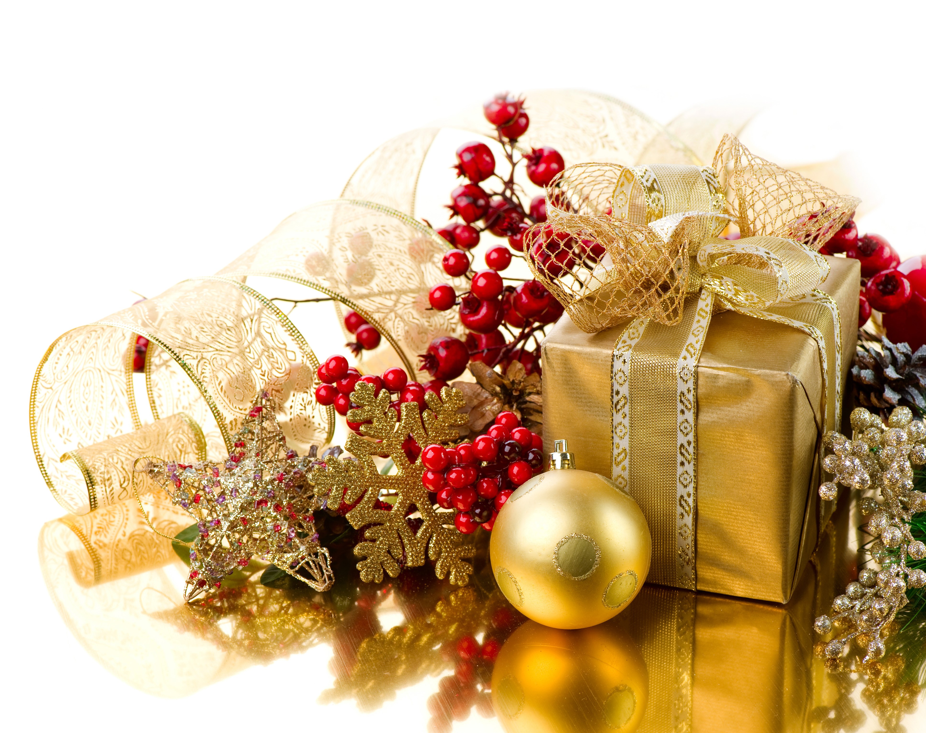 4K, Christmas, Berry, Gifts, Balls, Star decoration, Snowflakes, Gold color. Mocah HD Wallpaper