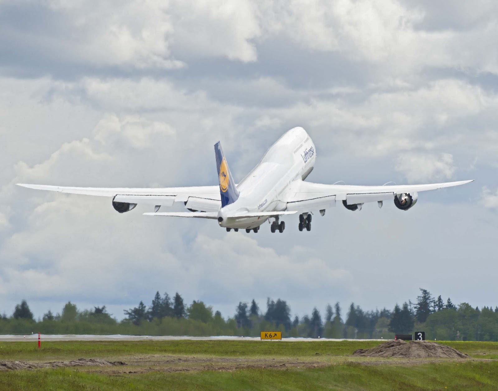 Lufthansa Boeing 747 8 Takeoff Aircraft Wallpaper 2928