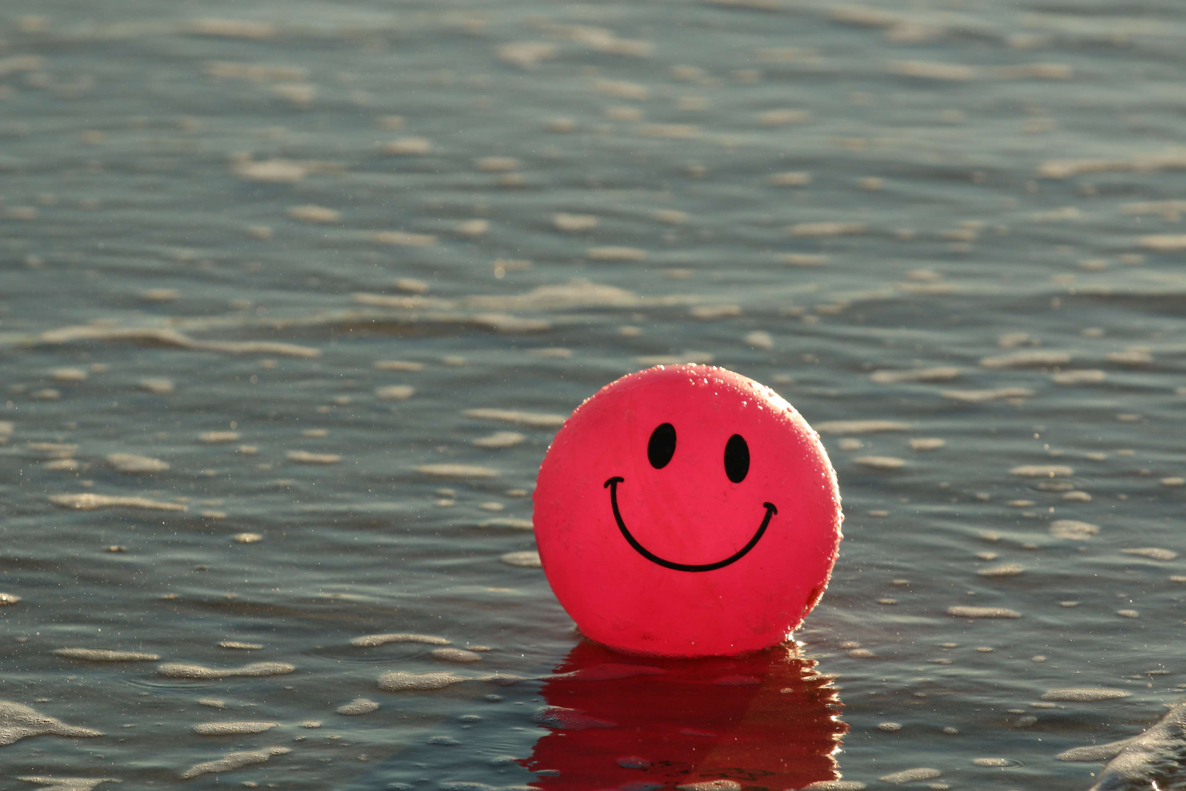 ball, beach, happy, ocean, pink, smile, smiley 4k wallpaper