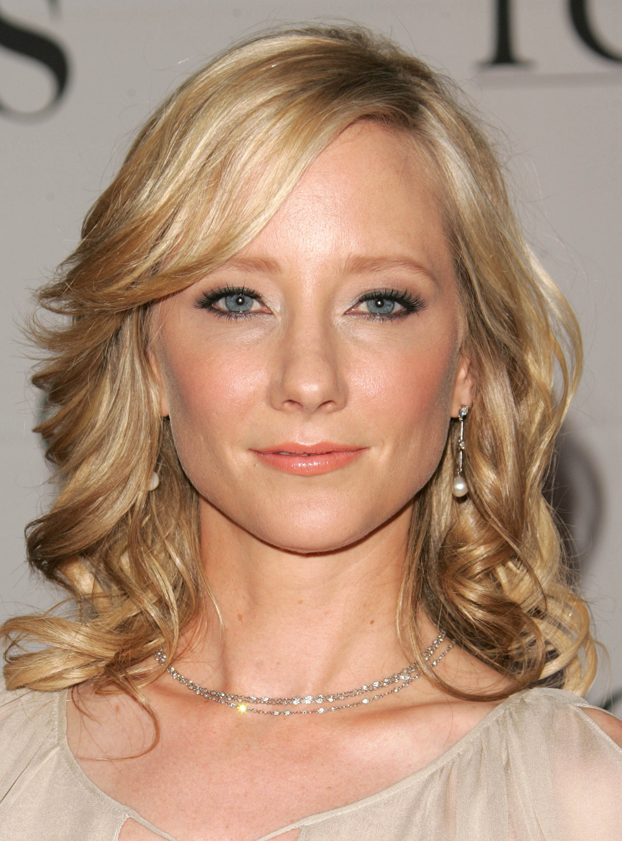 Anne Heche Free Download Wallpaper For Mobile