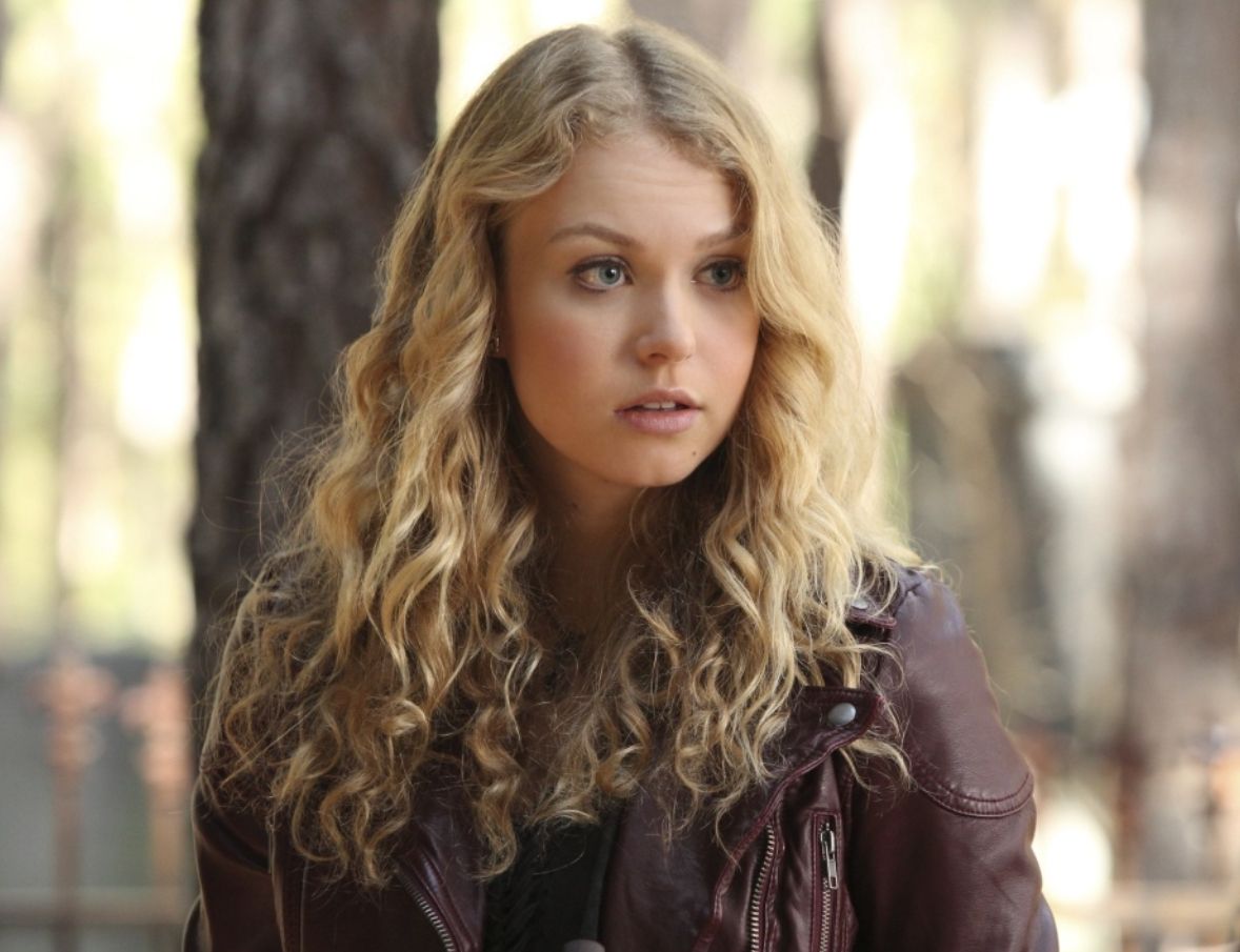 Penelope Mitchell. Penelope mitchell, Curly girl hairstyles, Blue hair