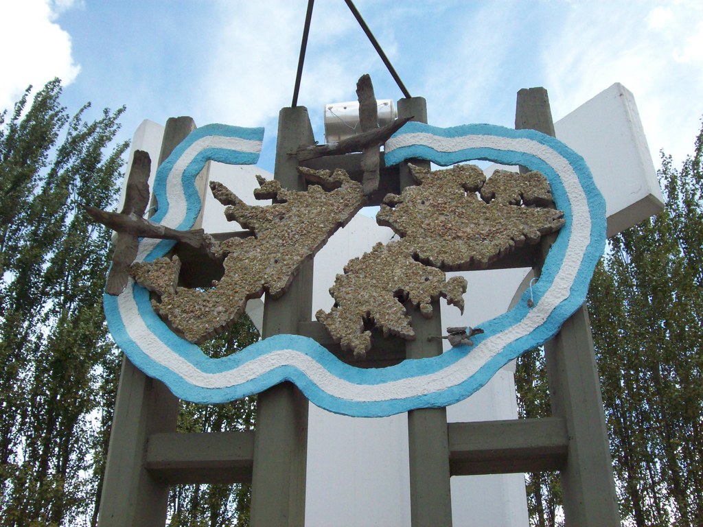 MONUMENTO A LAS ISLAS MALVINAS. Detalle del 1er. Monumento