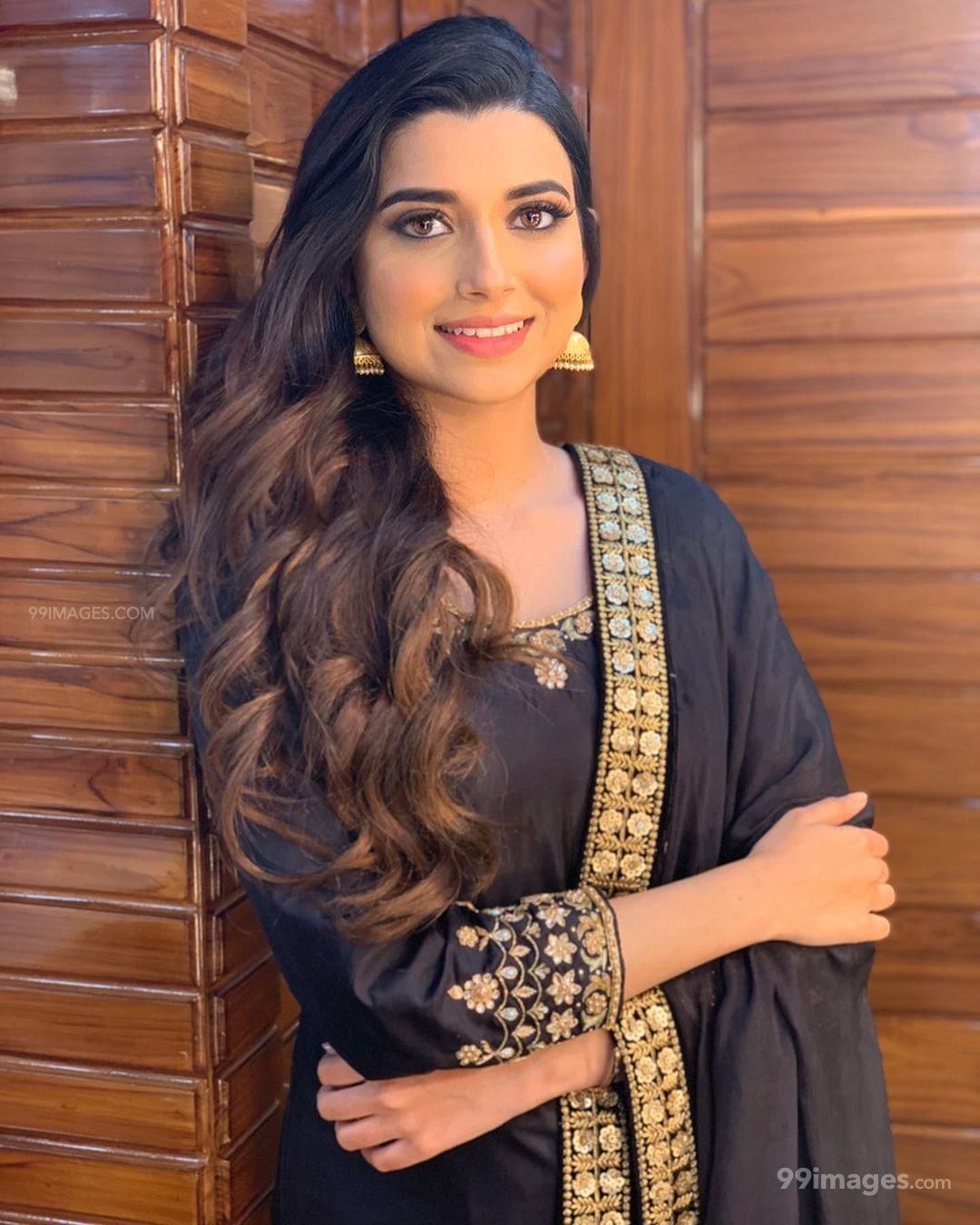 Nimrat Khaira Wallpaper