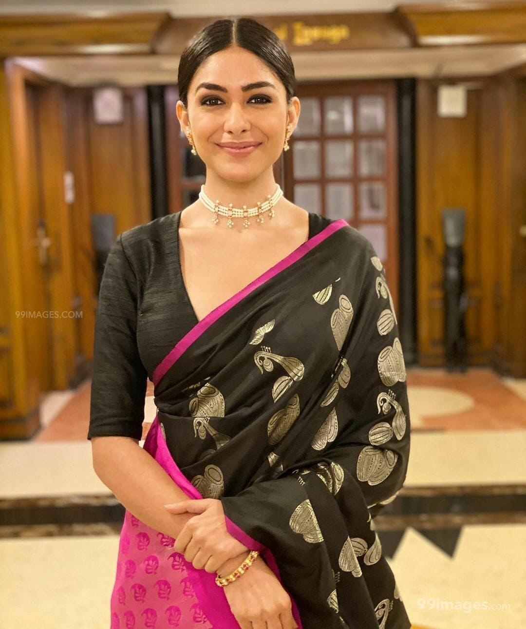 Mrunal Thakur HD Wallpaper (Desktop Background / Android / iPhone) (1080p, 4k) (1080x1291)