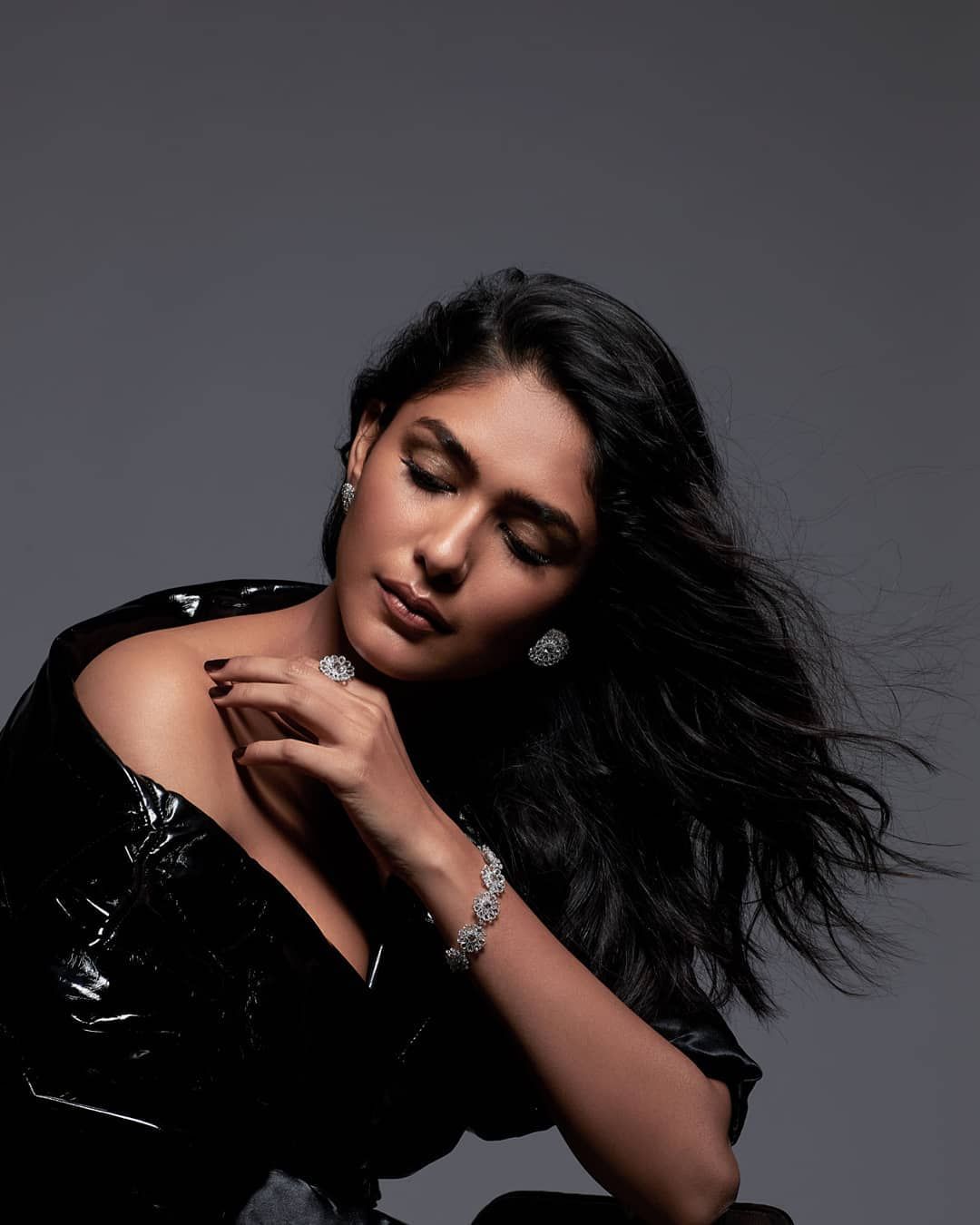 Mrunal Thakur Phone Wallpapers Wallpaper Cave - vrogue.co