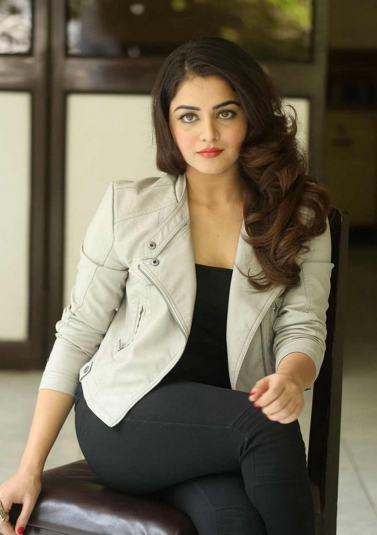 Wamiqa Gabbi Hot Navel Pics Bikini New Saree Wallpaper