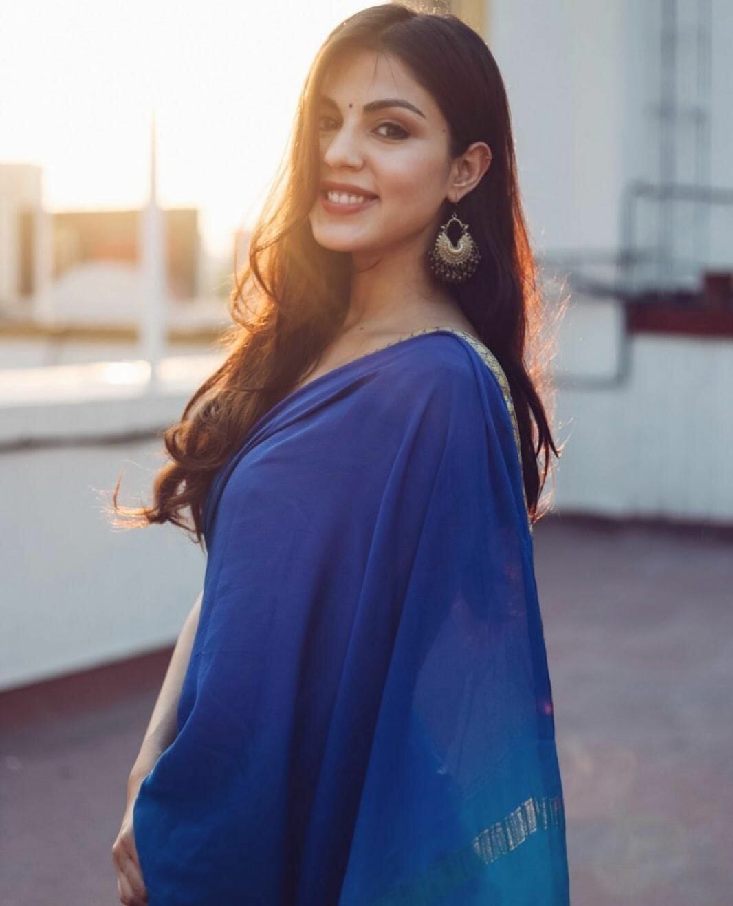 Rhea Chakraborty Hot HD Photo & Mobile Wallpaper (1080p)