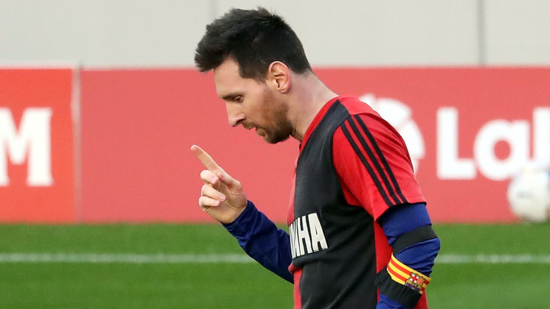 Joan Gaspart offers to pay Lionel Messi's fine for Diego Maradona tribute