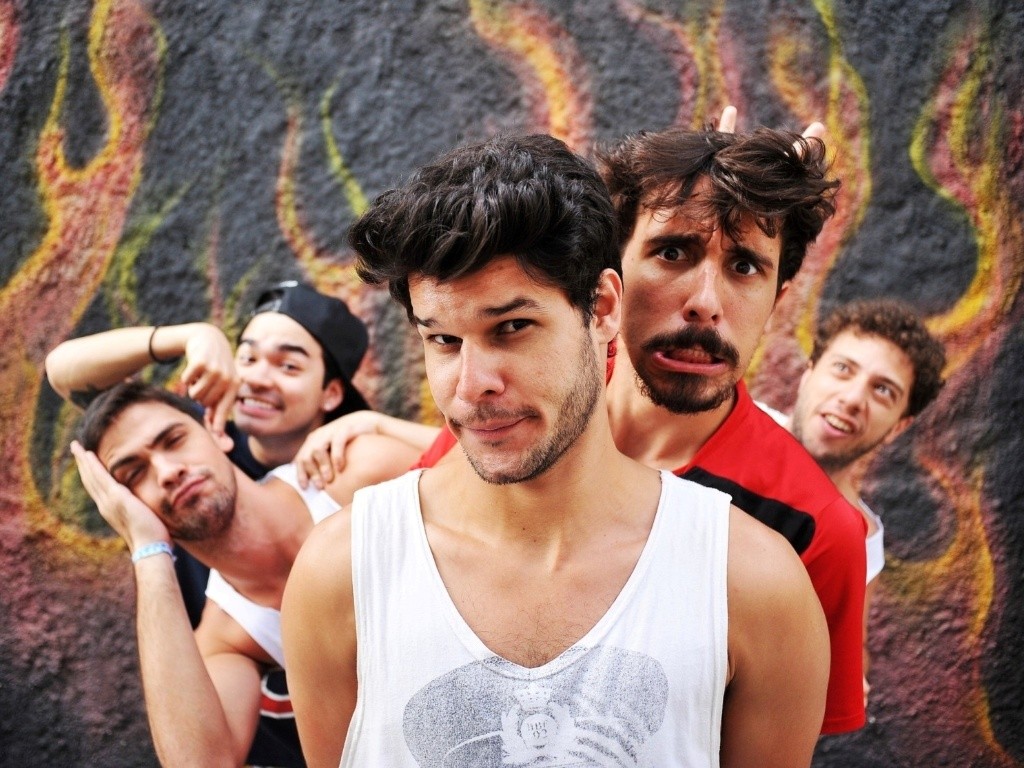 Familiares dos integrantes do Mamonas Assassinas acreditam que a Record quer explorar a história