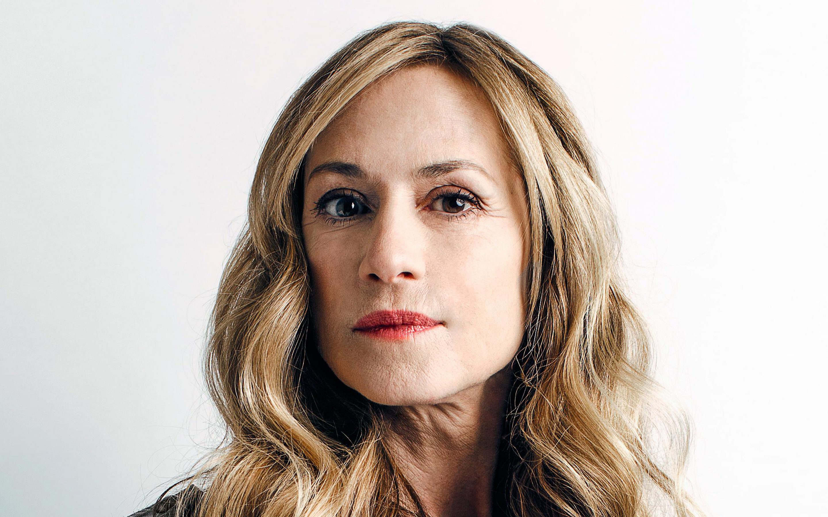 Download wallpaper Holly Hunter, american actress, portrait, photohoot, makeup, popular actresses for desktop with resolution 2880x1800. High Quality HD picture wallpaper