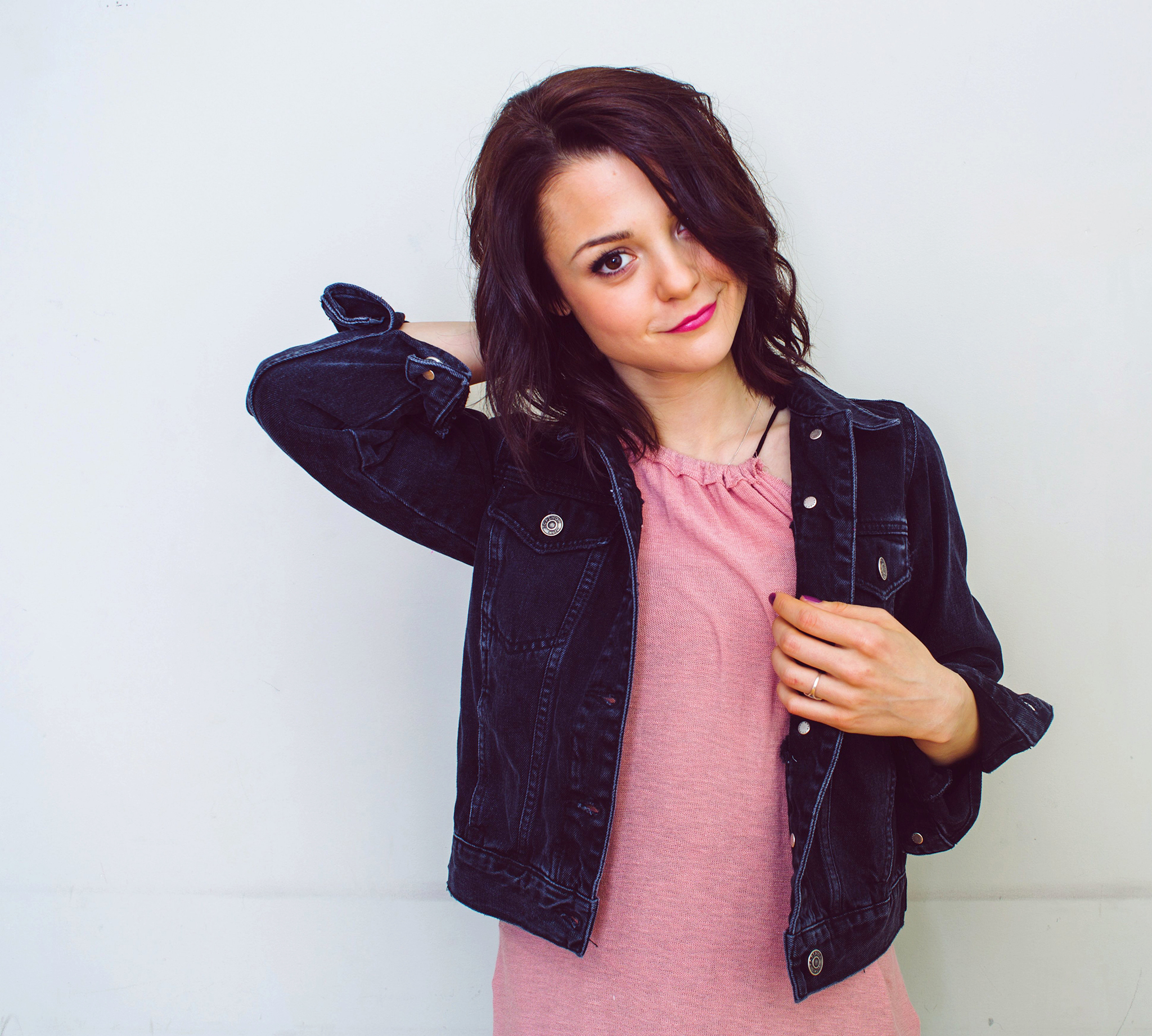 Wallpaper, kathryn prescott, women, actress, pink lipstick, simple background, shoulder length hair, brunette 2048x1842