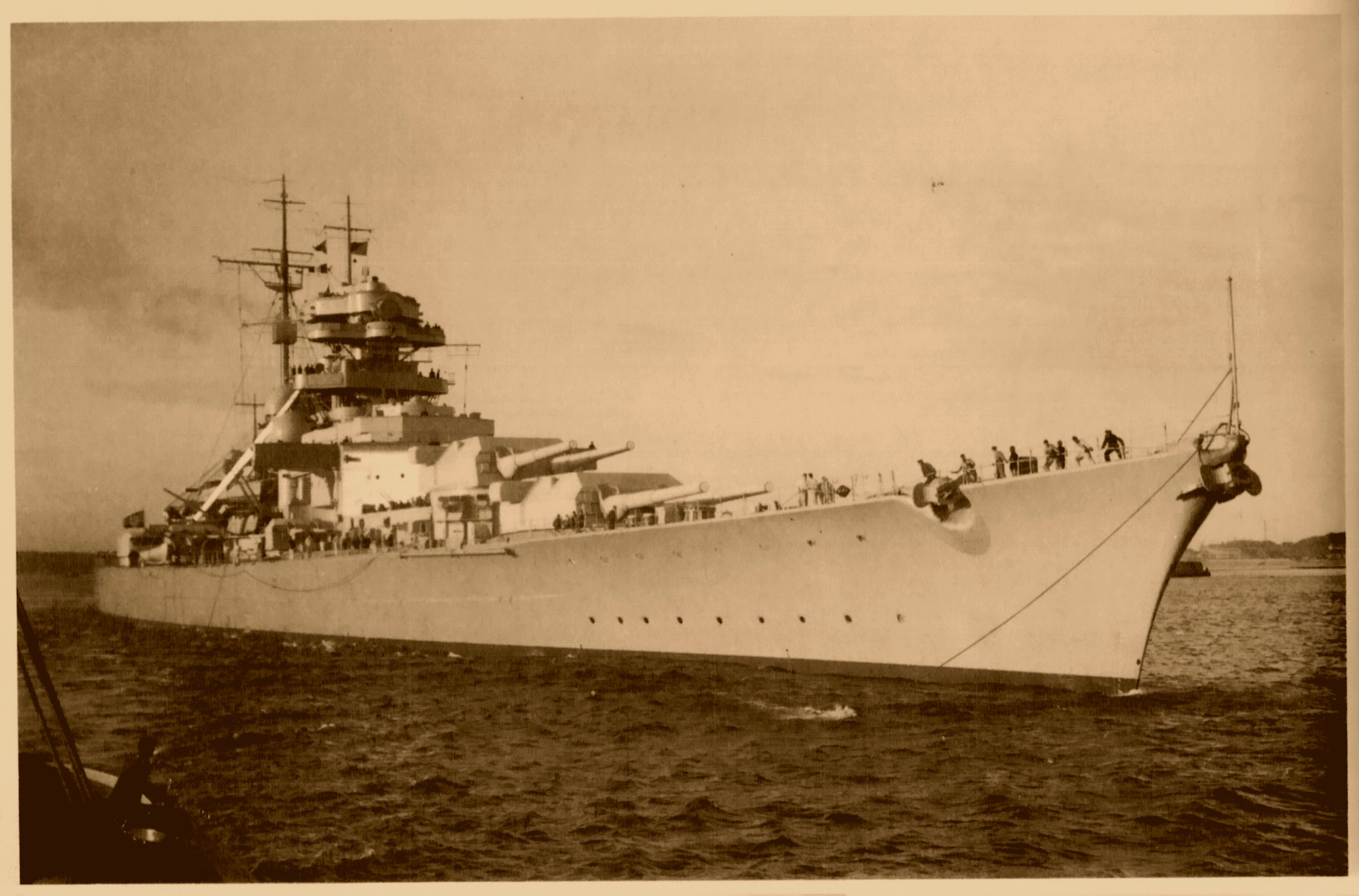 Hms Hood Vs Bismarck Size