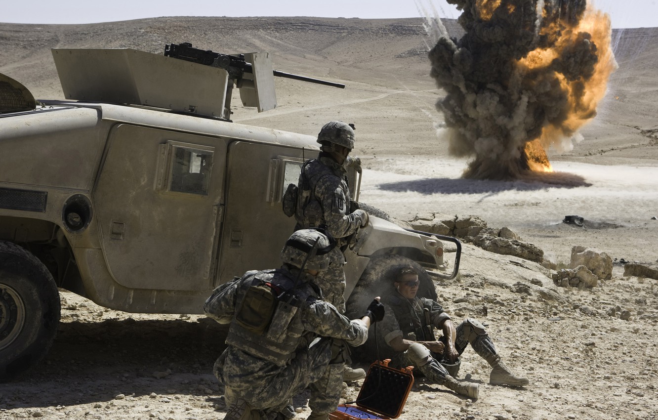 Wallpaper the explosion, the film, desert, soldiers, Hummer, Jeremy Renner, engineers, Anthony Mackie, The Hurt Locker, Owen Eldridge, William James, Brian Geraghty, JT Sanborn image for desktop, section фильмы