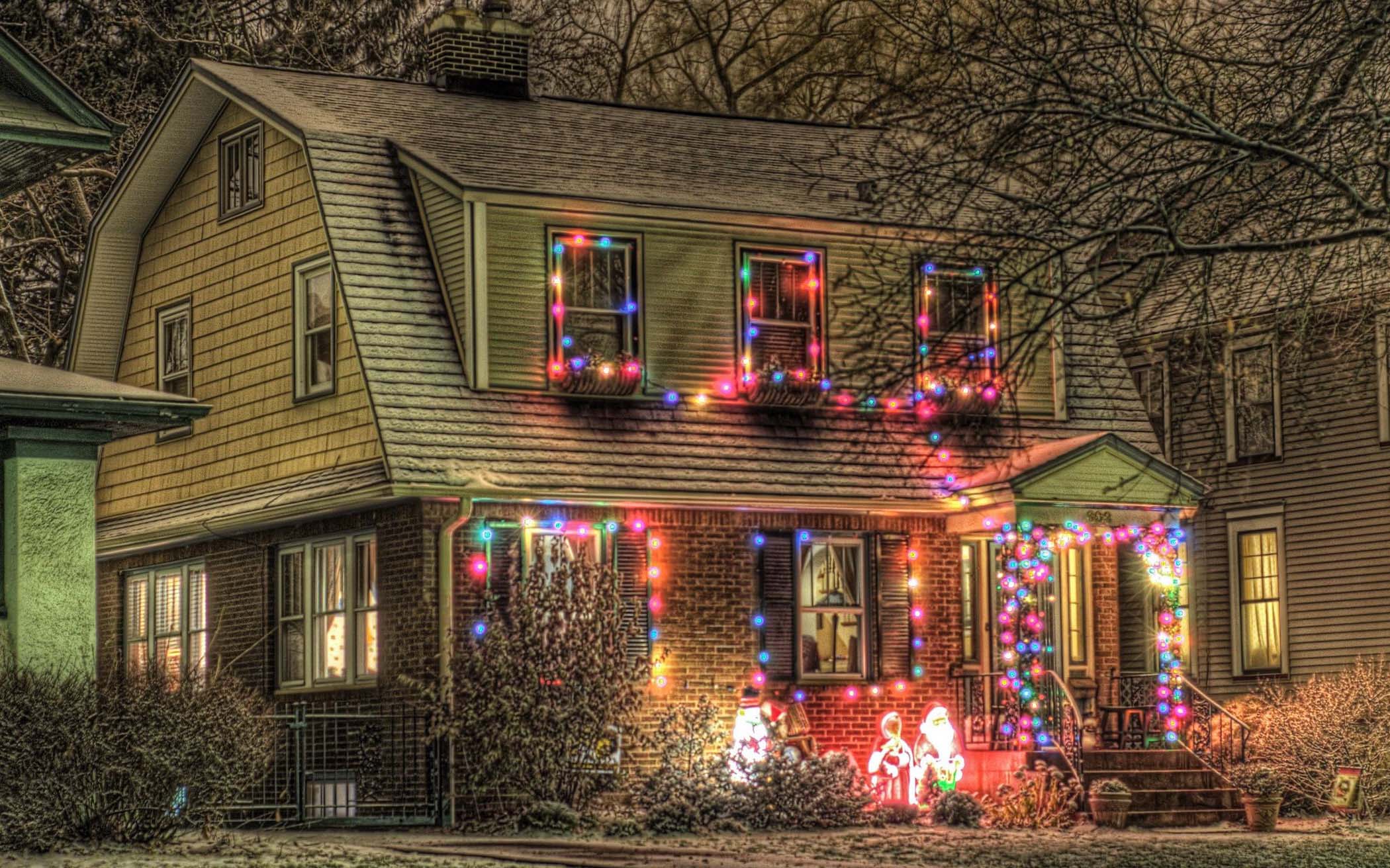 House with Christmas Lights HD Wallpaper