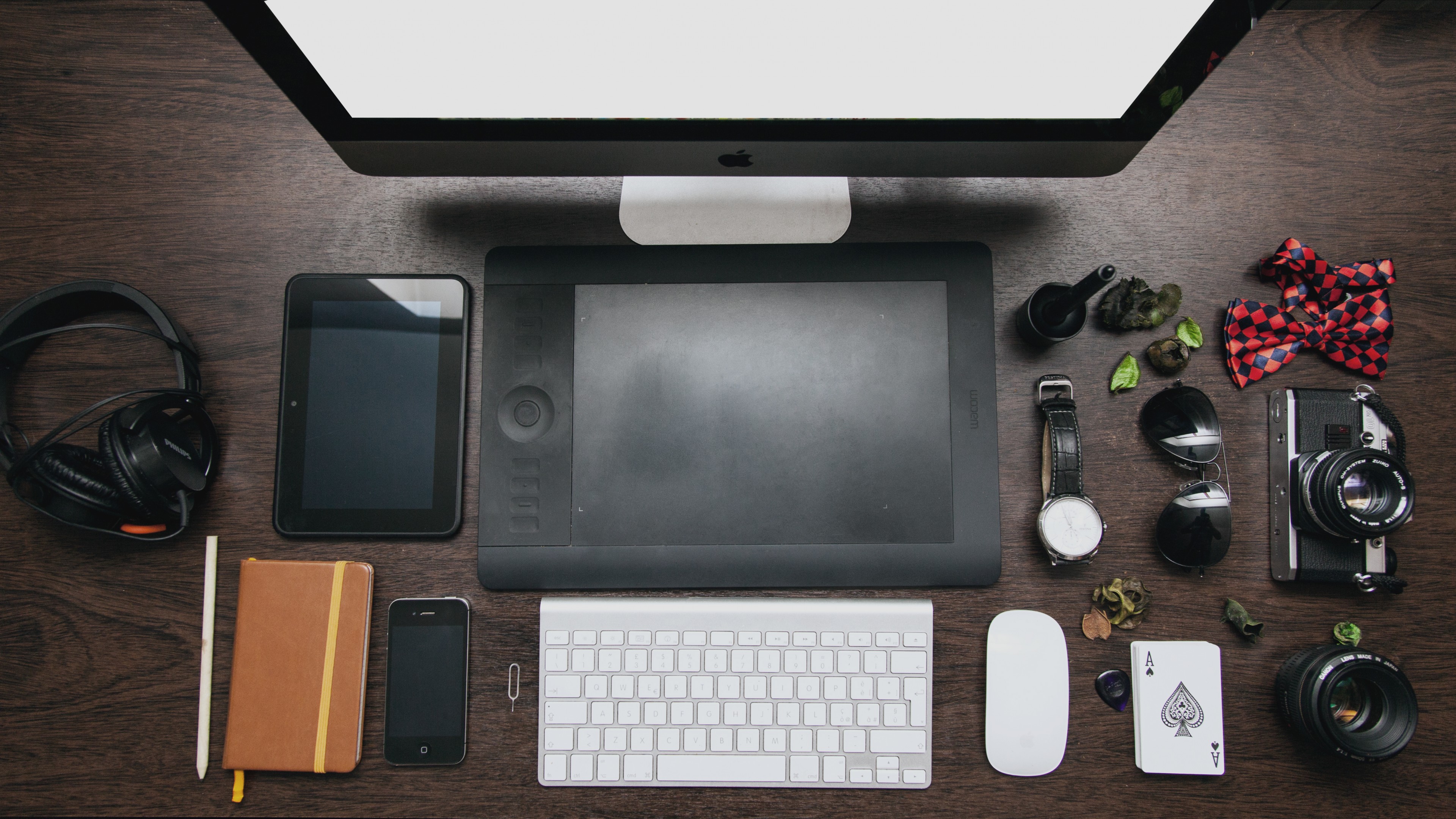 Wallpaper / iMac, Apple keyboard, Apple mouse, Wacom