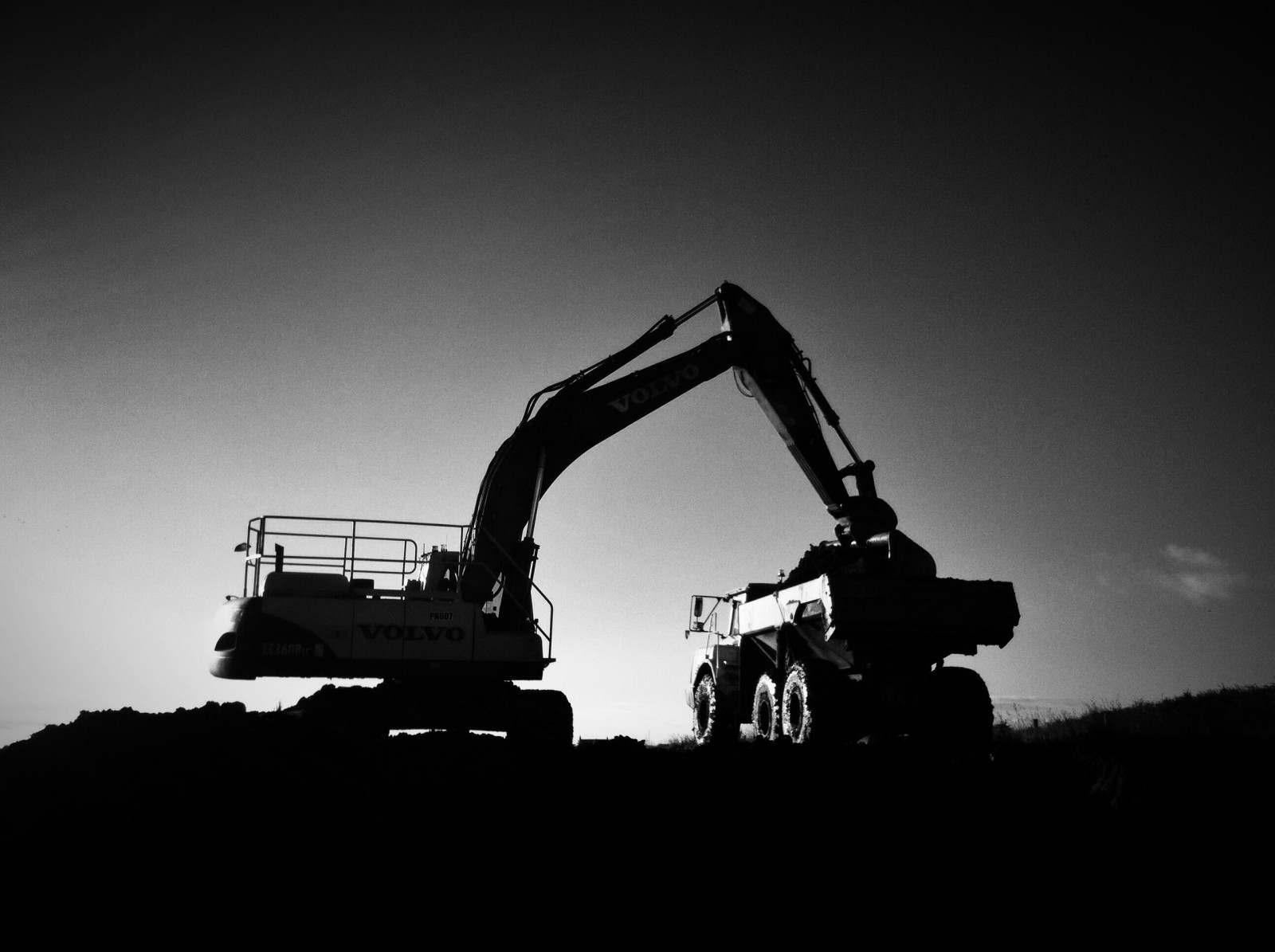 Wallpaper, sunlight, building, sky, silhouette, Volvo, work, ART, blackandwhite, cloud, bw, digging, black and white, monochrome photography, dig, archaeology, excavator, digger, slaterphotography, dumper, shilohette 2592x1936