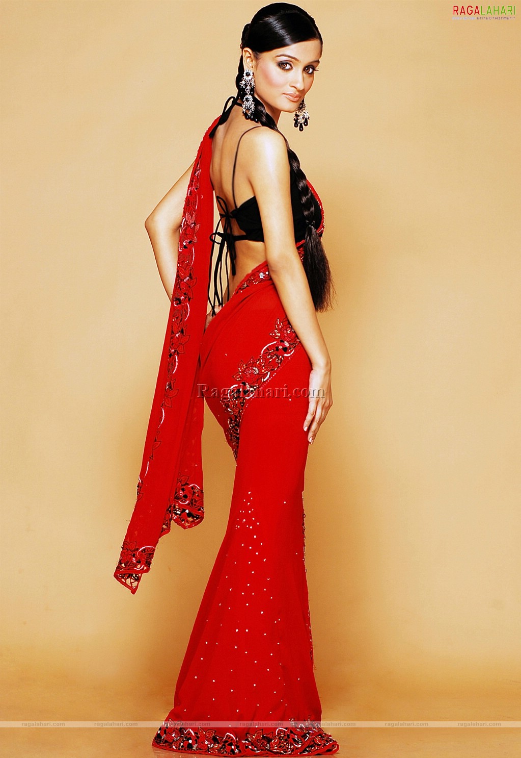 for girls: Shalini Sahuta Showing Her Bare Back In Saree Without Bra