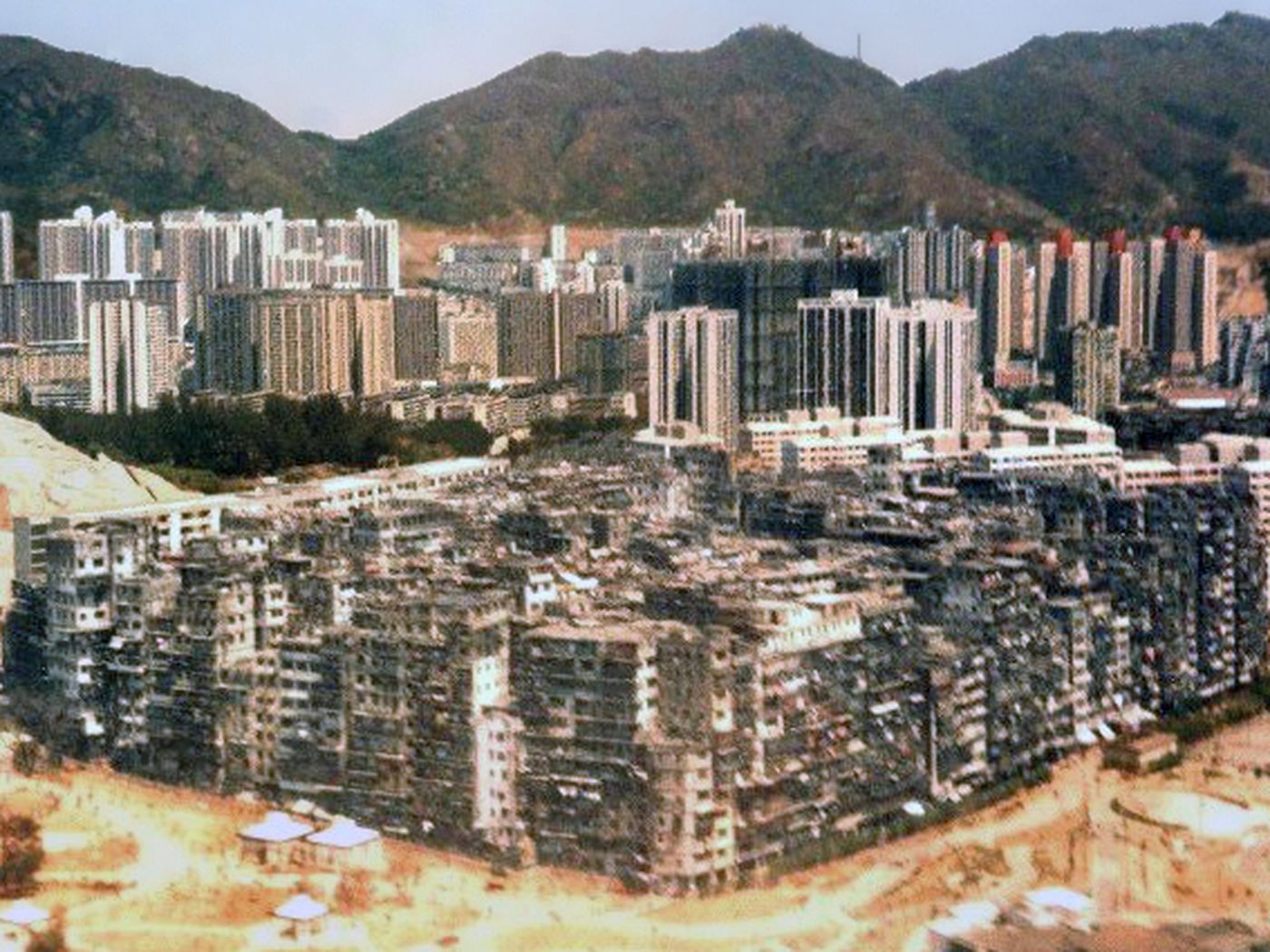 Life In Kowloon Walled City, The Self Sustaining City Of Darkness