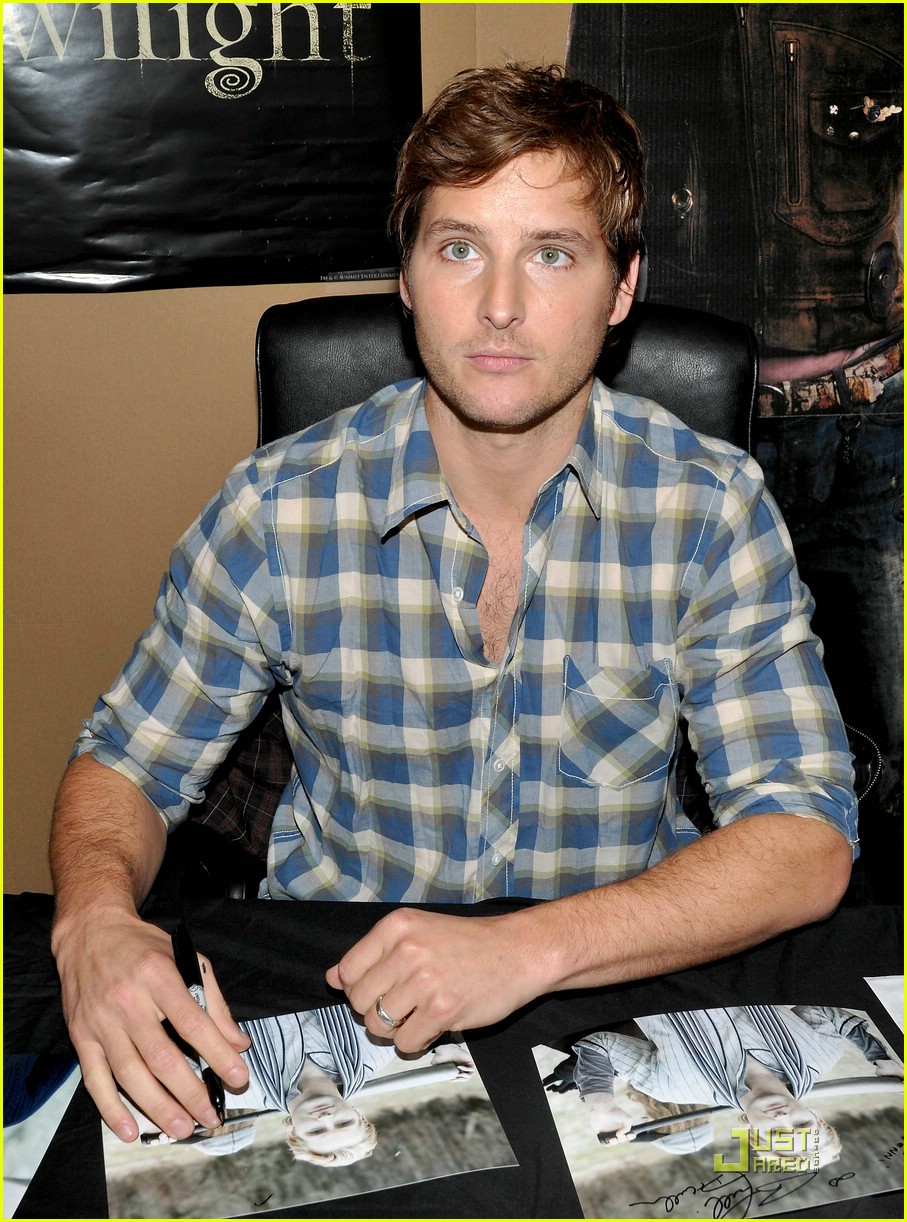 Peter Facinelli Takes The Forbidden Planet: Photo 2063421. Peter Facinelli Picture