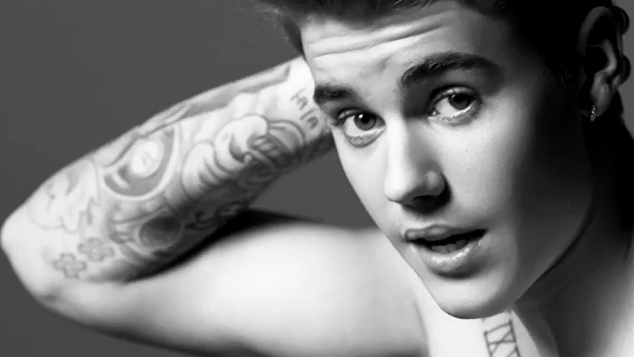 Justin Bieber Black And White Close Up Face Wallpaper