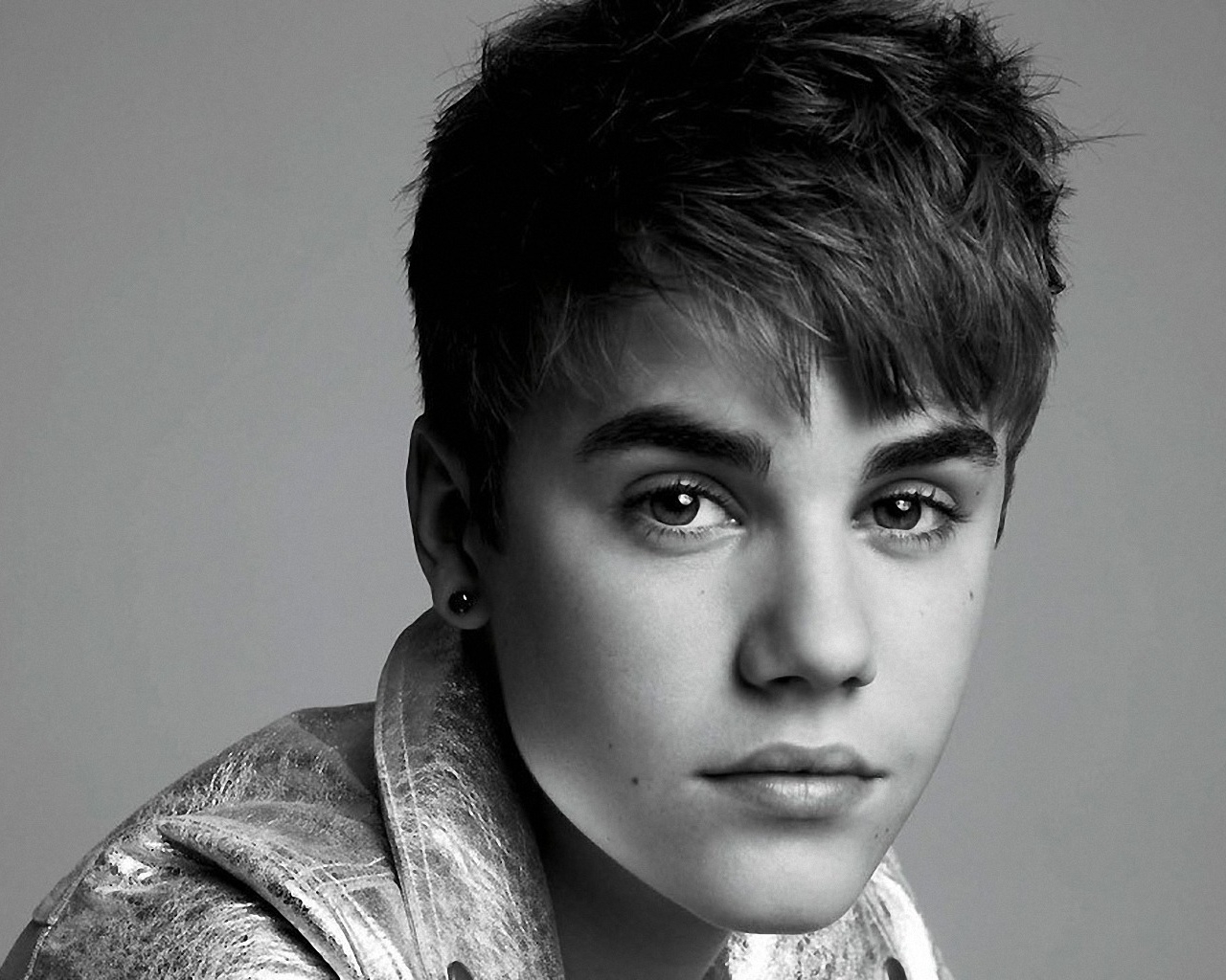 Wallpaper, Justin Bieber, face, eyes, singer, black and white 1280x1024