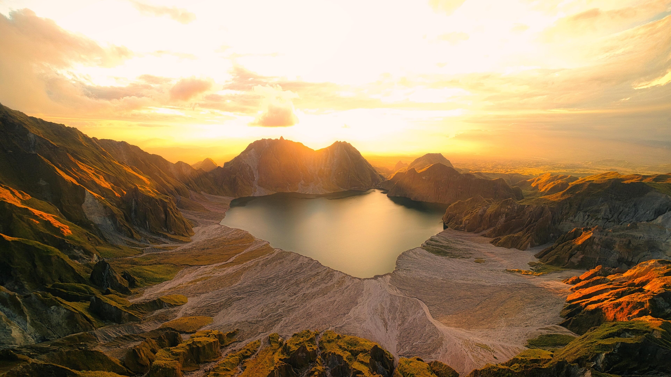Crater Lake Mt. Pinatubo Sunrise Wallpaper For Tech