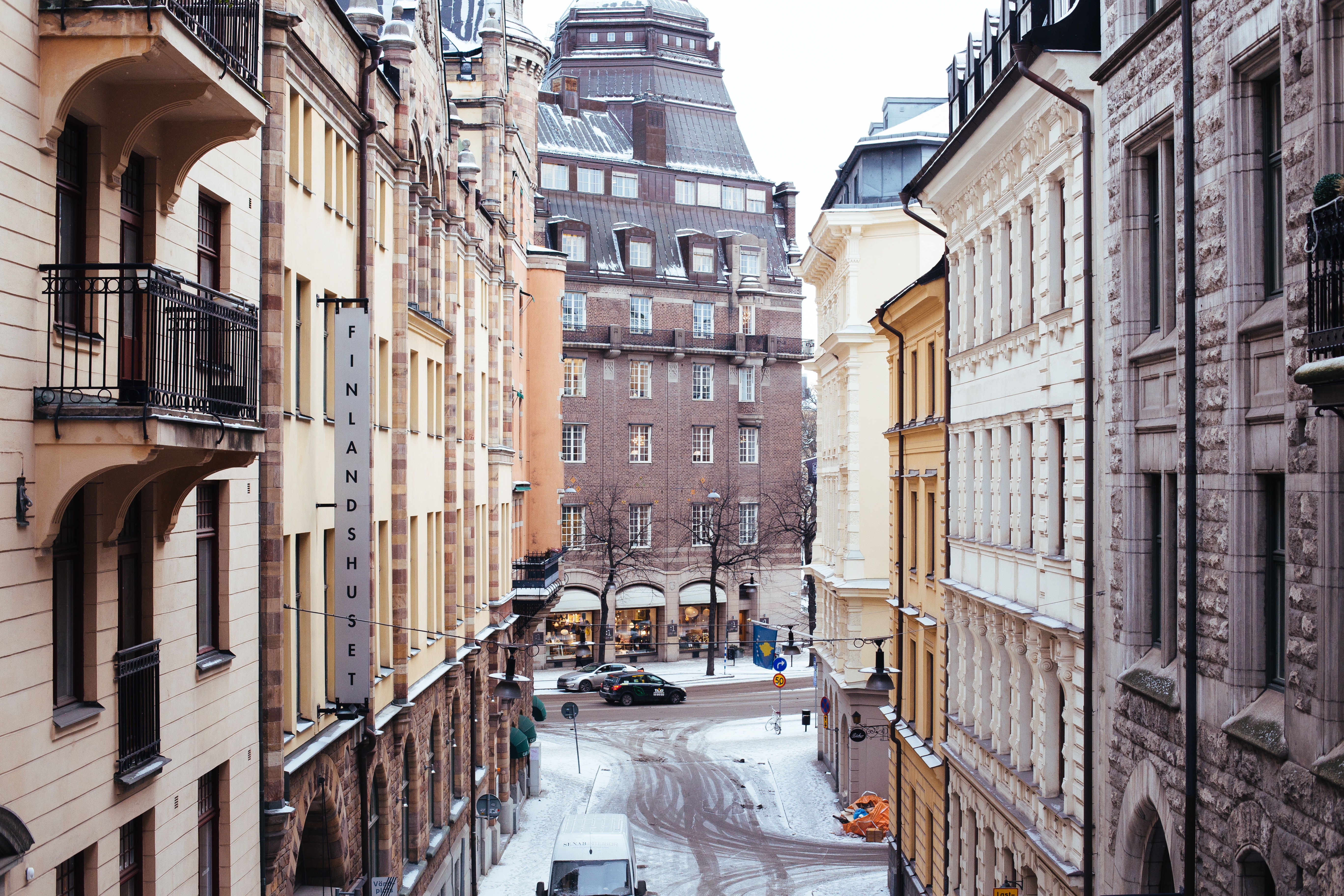 5472x3648 #city, #town, #alleyway, #winter, #old, #balcony, #automobile, #architecture, #snow, #urban, #house, #road, #historical, #window, #street, #vehicle, #structure, #landmark, #building, #car, #Creative Commons image. Mocah HD Wallpaper