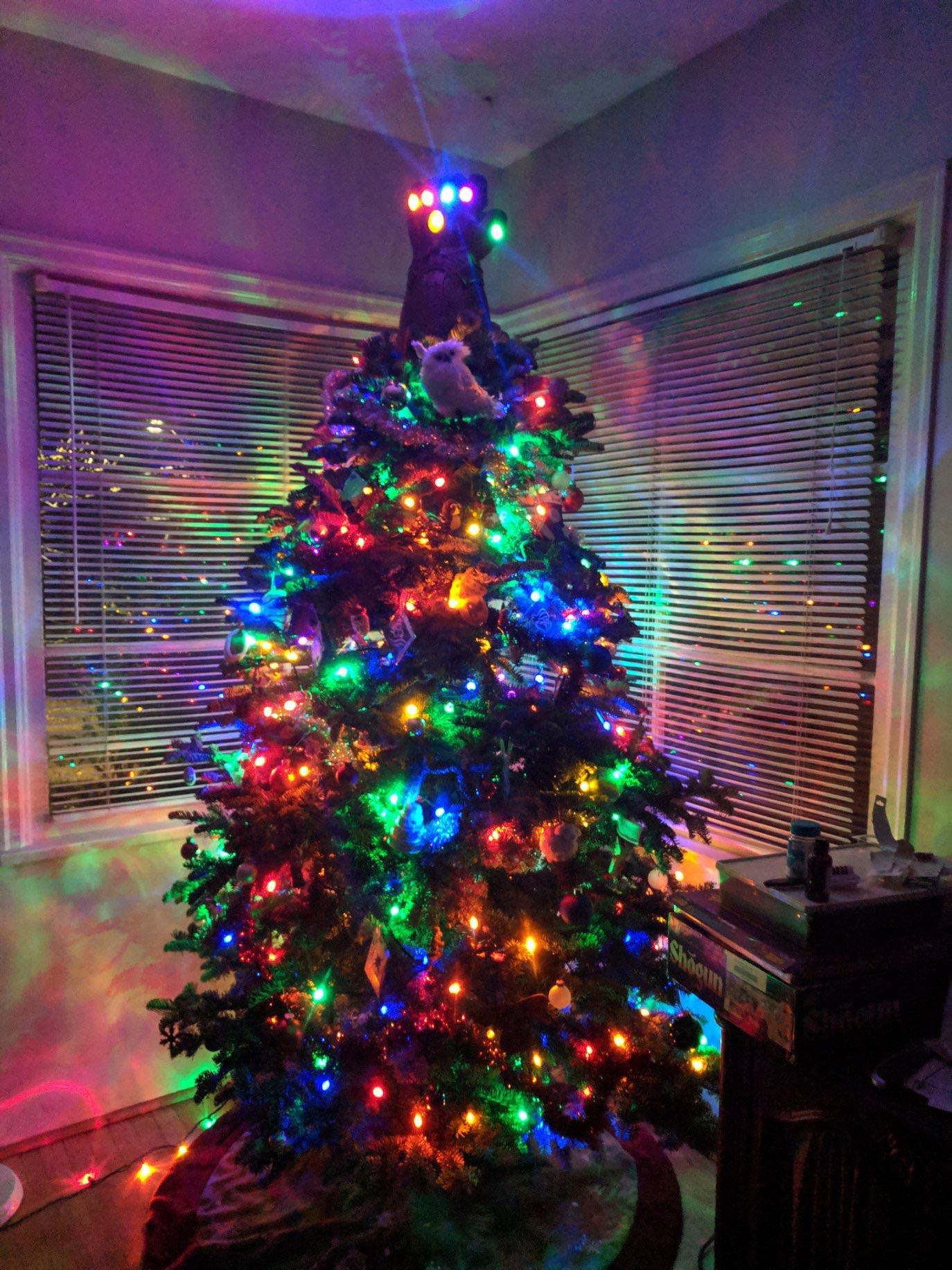 When you can't decide between a Christmas wallpaper or a Marvel one