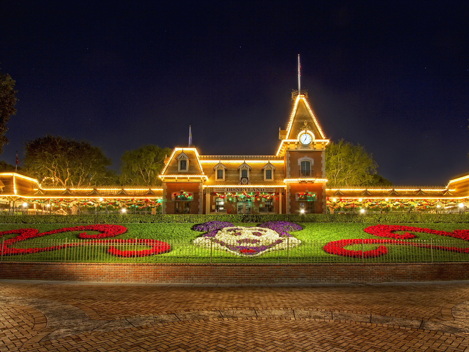 Disneyland Vacations, Disneyland Fantasy Christmas Holidays, Disneyland Christmas at the Main Street Station 682 KB 1600x1200 Wallpaper 9