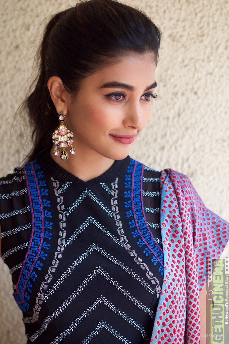 Pooja Hegde Hot Beautiful HD Photo / Wallpaper, Whatsapp Hegde In Saree HD HD Wallpaper