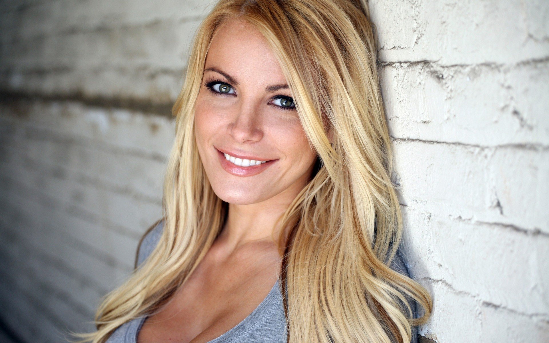 Pretty blonde girl smiling wallpaper download. Wallpaper, picture, photo
