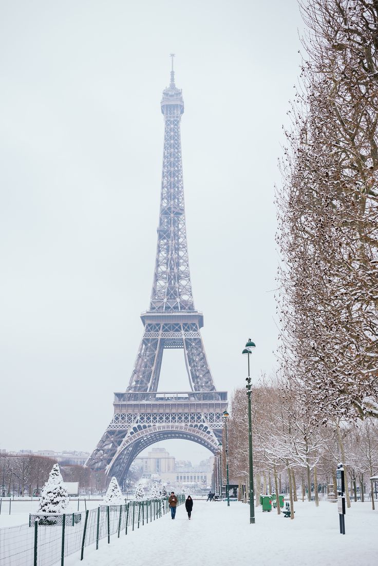Snow white blanket in Paris at the Eiffel Tower. #theparisphotographer # paris #parisphotographer #winter #snow #winterinp. Paris picture, Paris wallpaper, Paris
