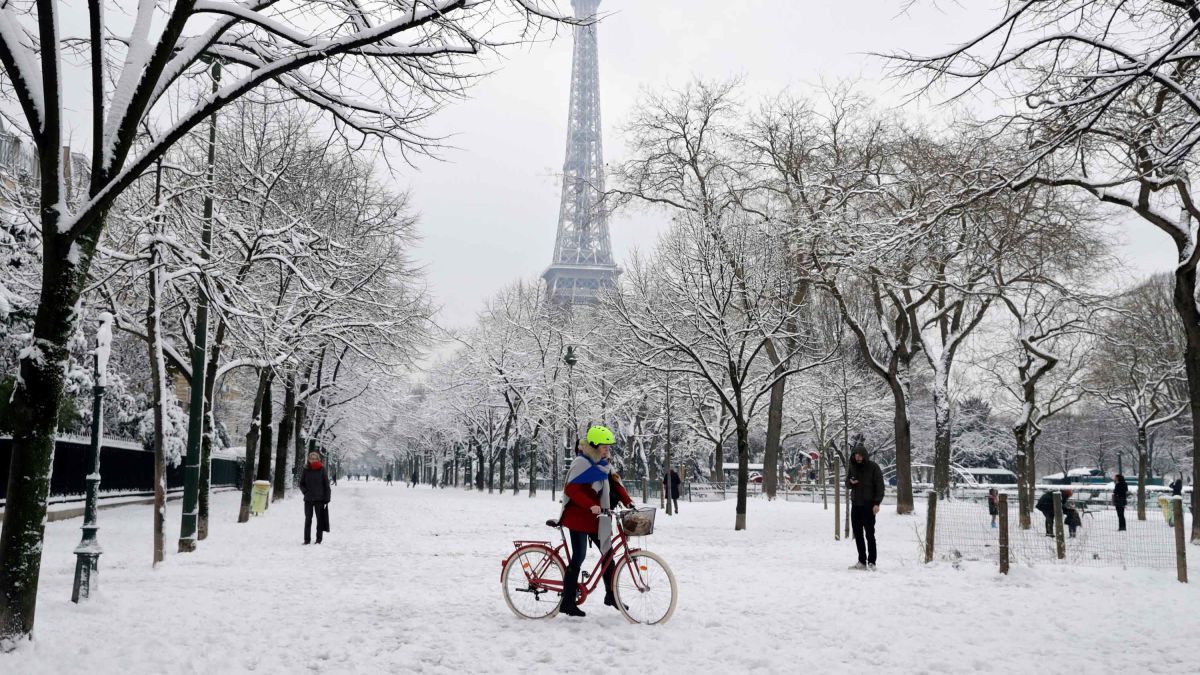 Paris snow closes Eiffel Tower, brings traffic chaos