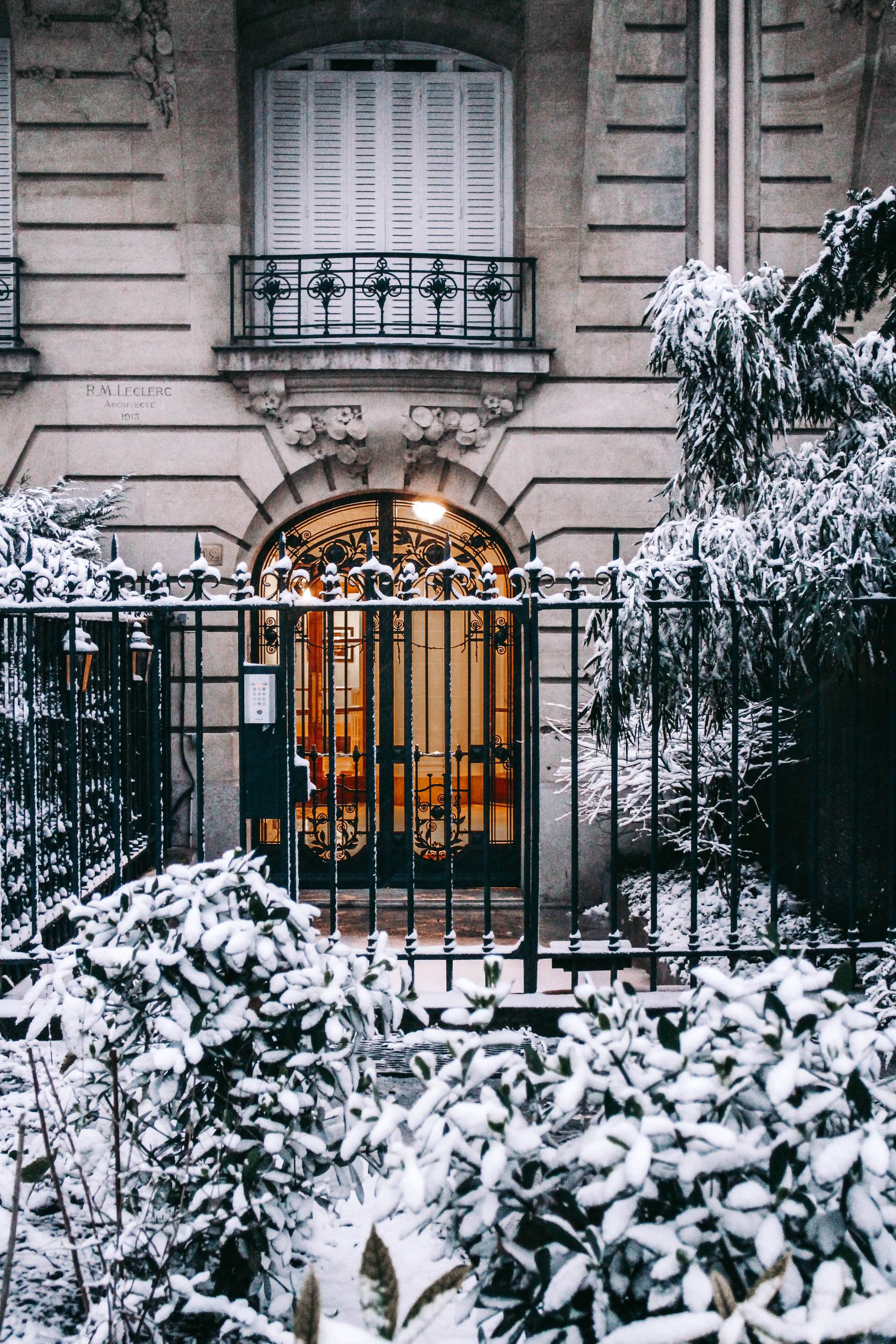 Snowy Paris (iPhone Wallpaper)