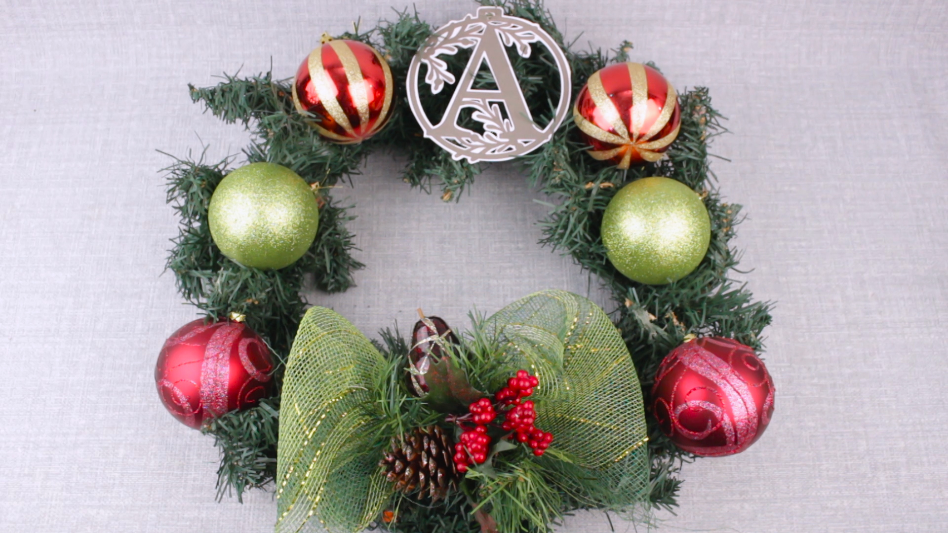 How to Decorate a Christmas Wreath: 13 Steps (with Picture)