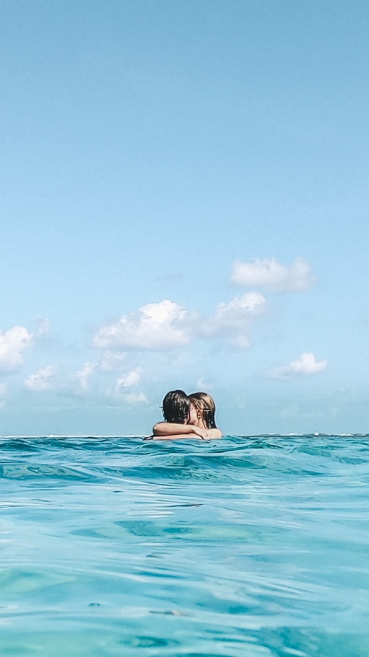 Couple hug inside a pool HD Wallpaper iPhone 6 / 6S